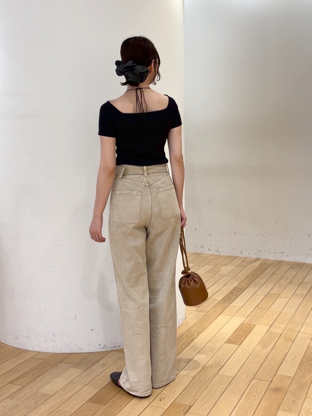 ブラック系のTシャツ/カットソー、ベージュ系のデニムパンツ、イエロー系のハンドバッグを着用したレディースの夏コーディネートの4枚目の写真