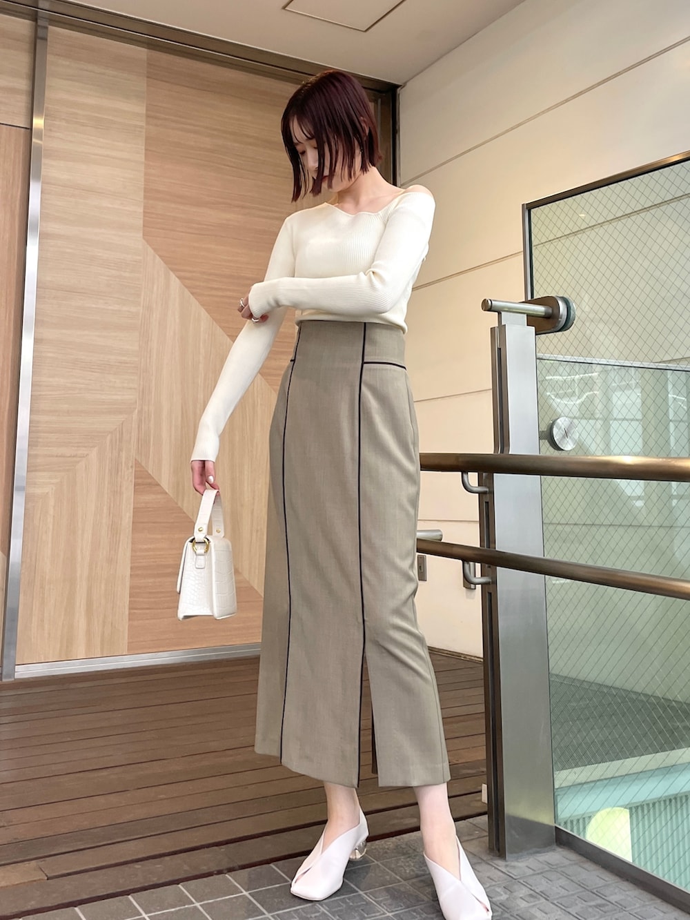 ホワイト系のパンプス、ブラウン系のテーラードジャケット、ホワイト系のニット/セーターを着用したレディースの春コーディネートの8枚目の写真