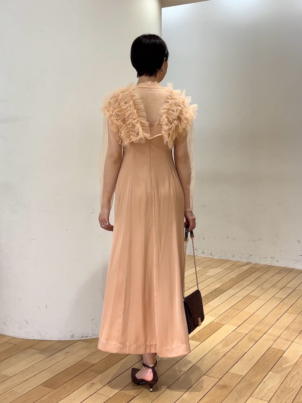 オレンジ系のドレス、その他のクラッチバッグ、その他のパンプスを着用したレディースの春コーディネートの4枚目の写真