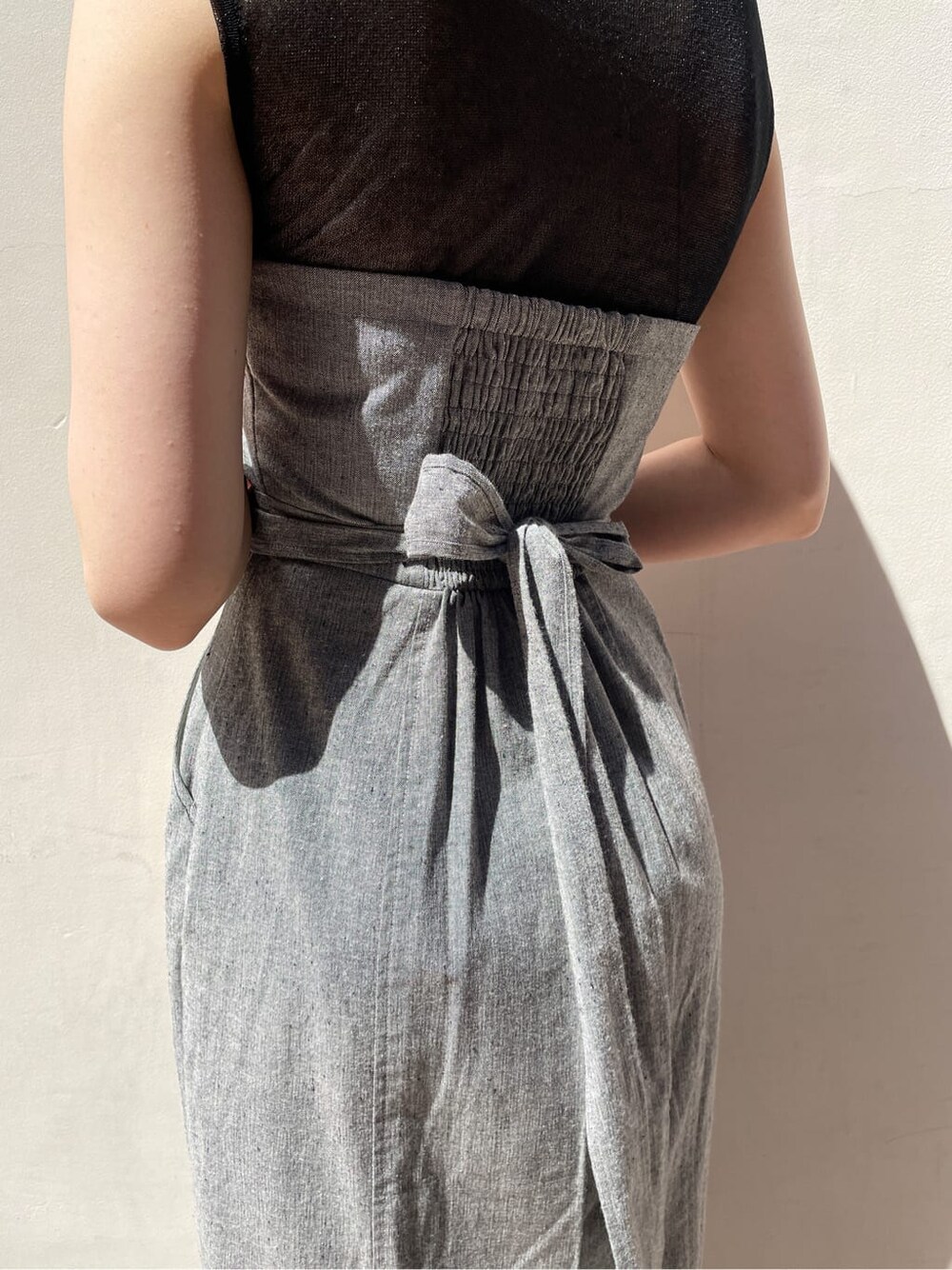 ブラック系のワンピース、その他のサンダル、ホワイト系のショルダーバッグを着用したレディースの春コーディネートの7枚目の写真