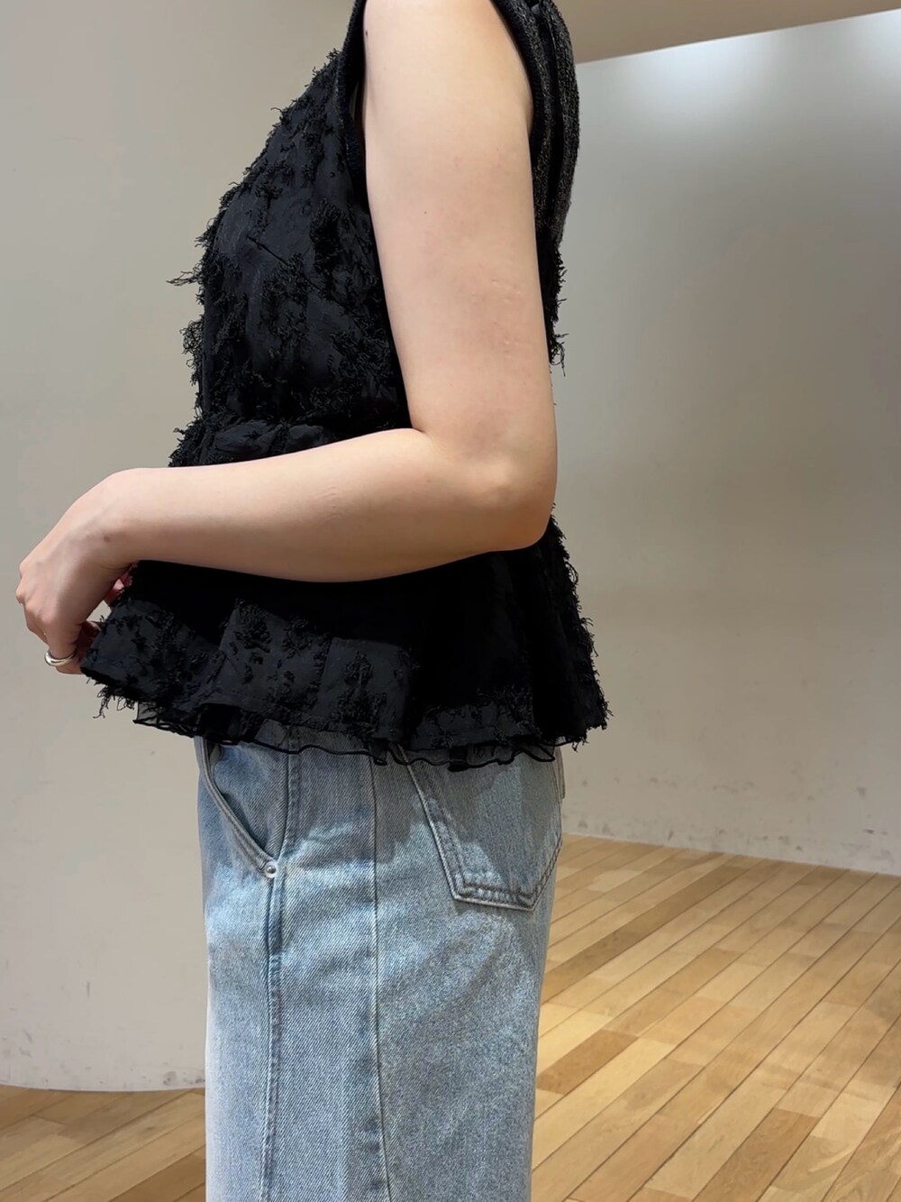 ブルー系のデニムパンツ、ブラック系のキャミソール、ブラック系のハンドバッグを着用したレディースの夏コーディネートの8枚目の写真