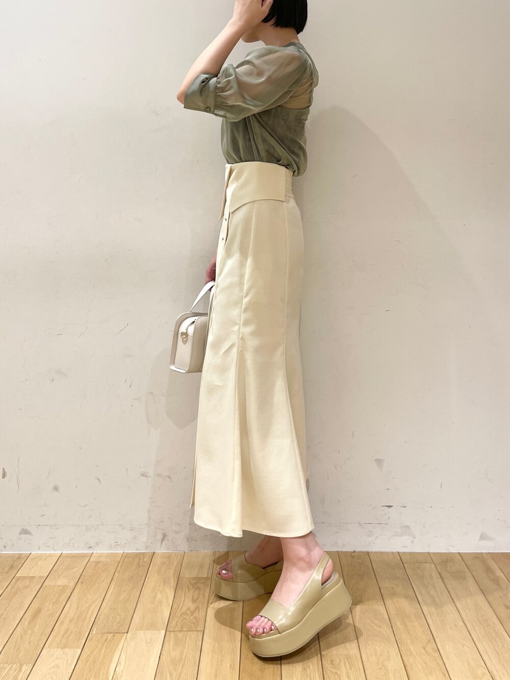 グリーン系のシャツ/ブラウス、ホワイト系のスカート、ホワイト系のショルダーバッグを着用したレディースの夏コーディネートの5枚目の写真