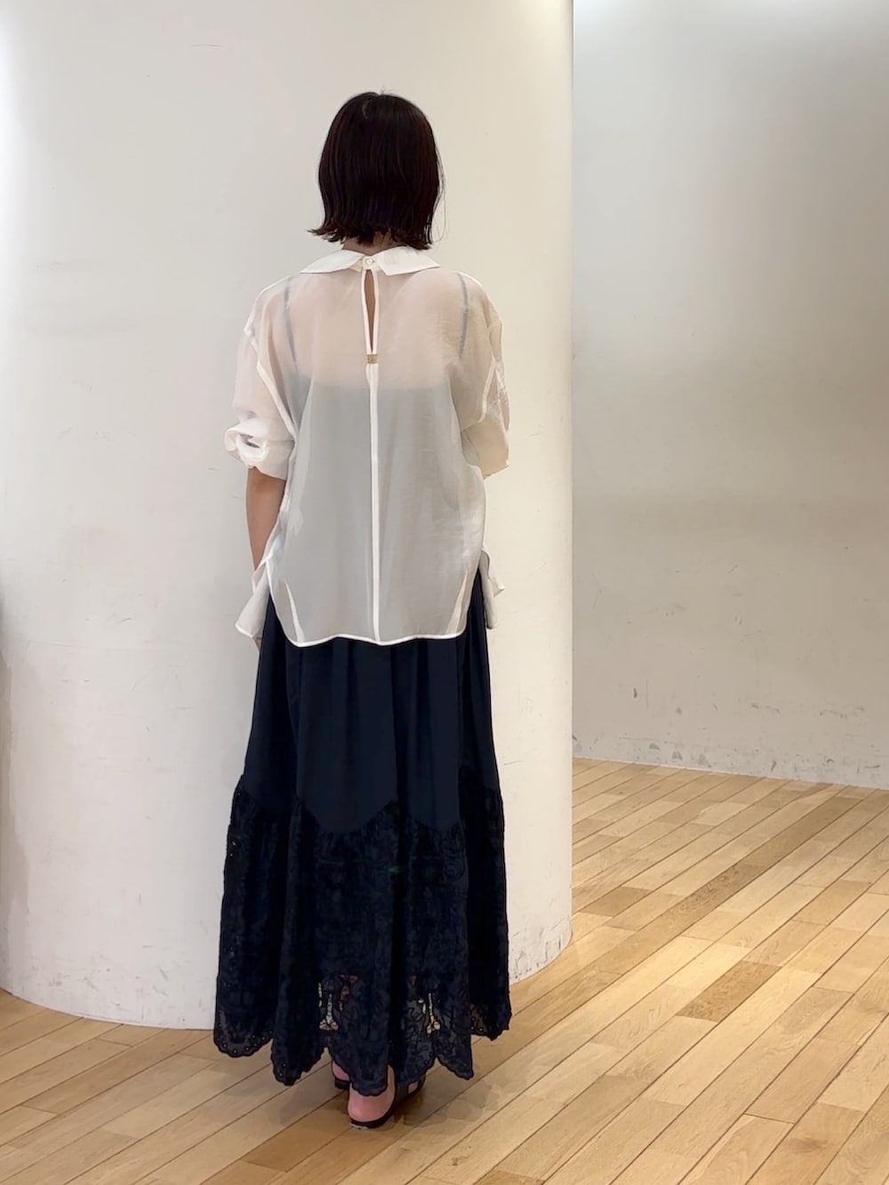 ブルー系のワンピース、ホワイト系のシャツ/ブラウス、ブラウン系のハンドバッグを着用したレディースの夏コーディネートの3枚目の写真
