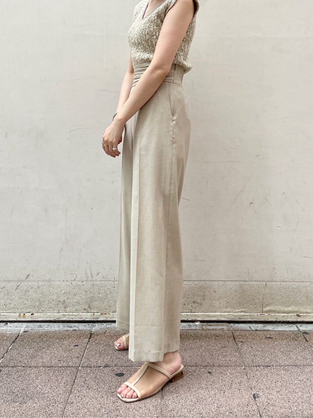 ベージュ系のその他パンツ、グレー系のニット/セーターを着用したレディースの夏コーディネートの4枚目の写真