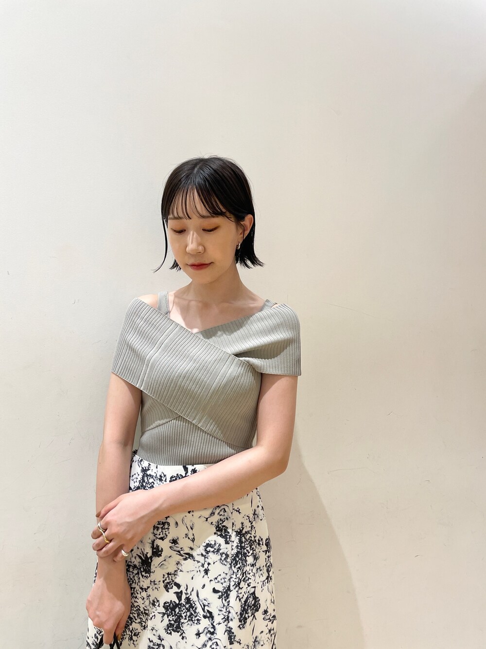 グリーン系のニット/セーター、ブルー系のスカート、ブラウン系のサンダルを着用したレディースの夏コーディネートの5枚目の写真