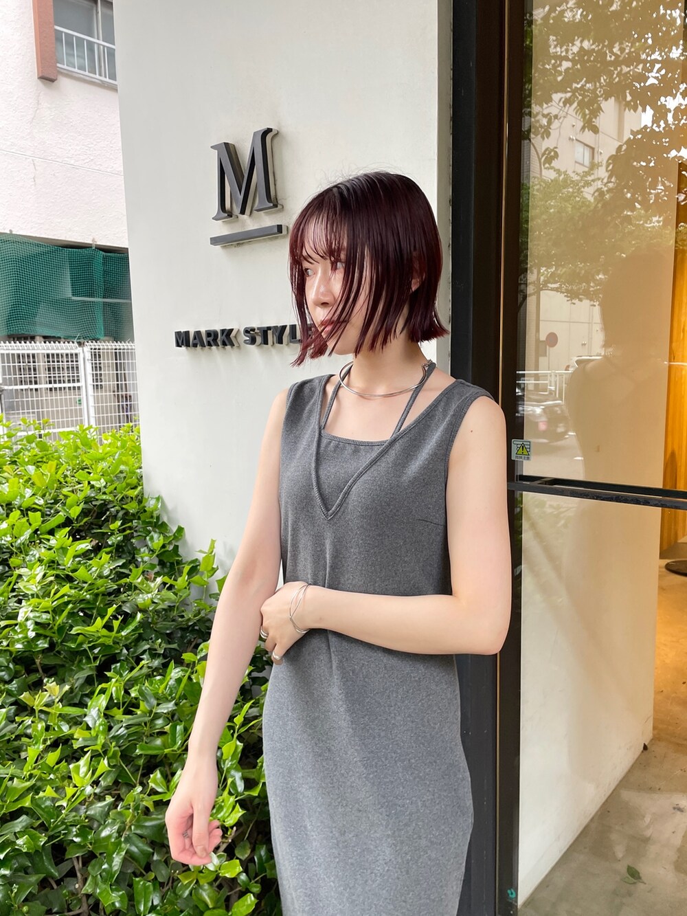 グレー系のワンピース、シルバー系のネックレスを着用したレディースの春コーディネートの4枚目の写真