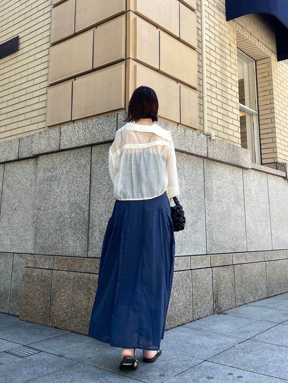 ブラウン系のサンダル、ブルー系のワンピース、ホワイト系のシャツ/ブラウスを着用したレディースの夏コーディネートの5枚目の写真