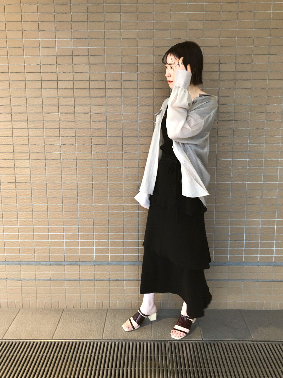 ブラック系のスカート、グレー系のシャツ/ブラウス、その他のその他シューズを着用したレディースの春コーディネートの2枚目の写真