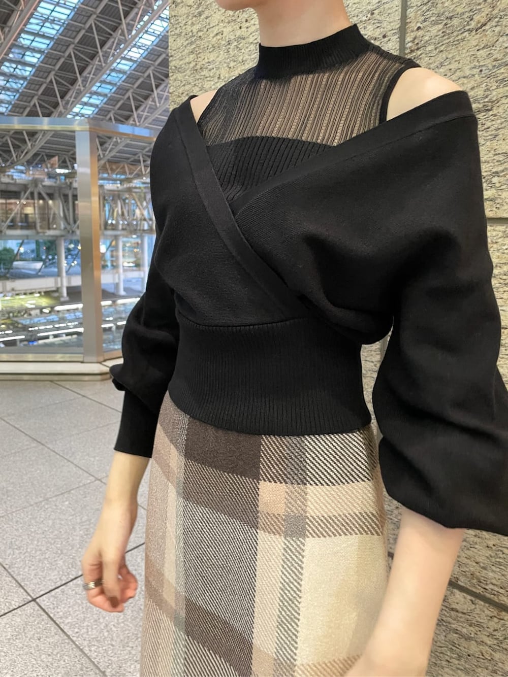 ホワイト系のその他シューズ、ブラック系のニット/セーター、ベージュ系のノーカラーコートを着用したレディースの冬コーディネートの6枚目の写真