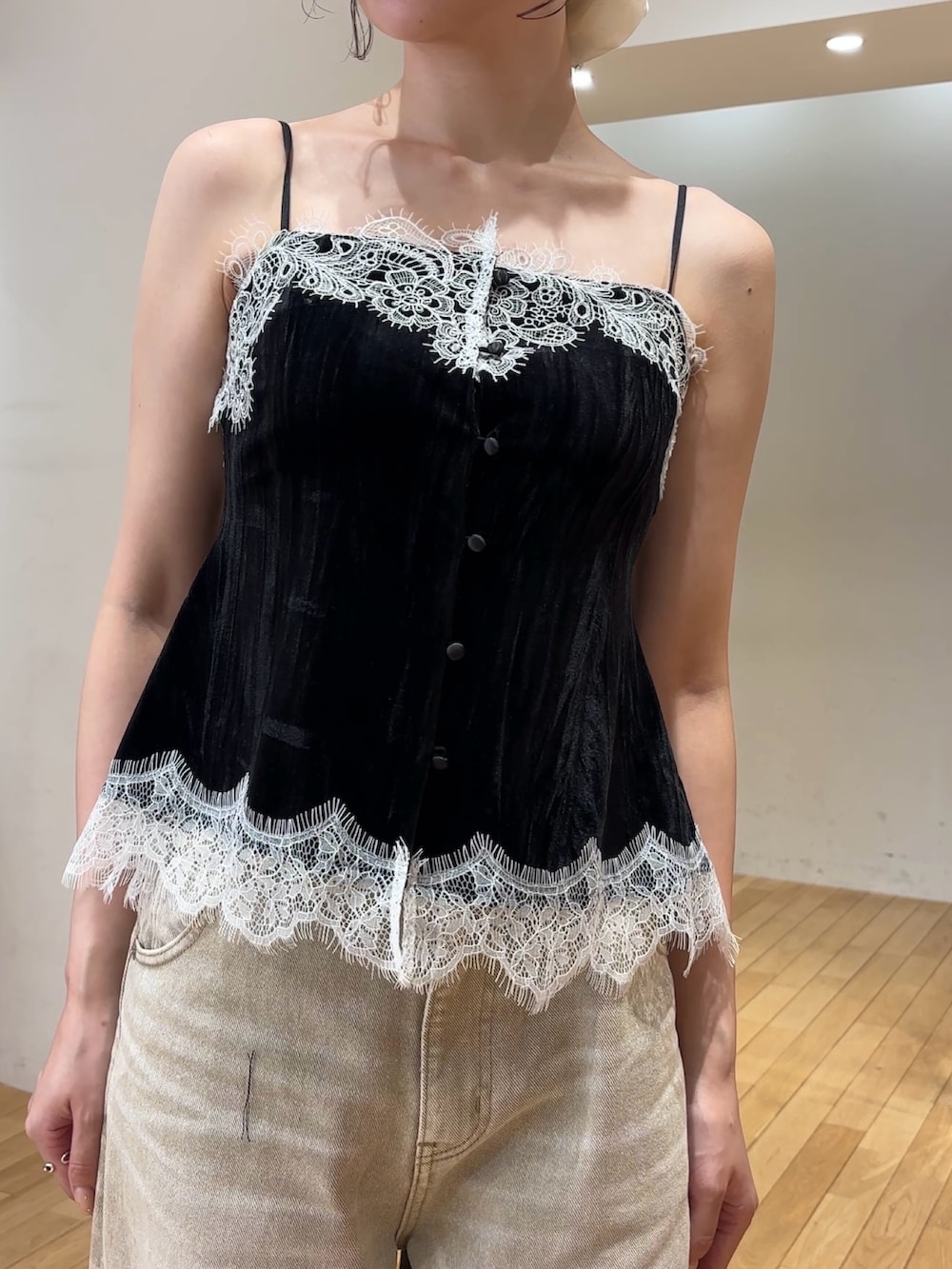 ベージュ系のデニムパンツ、ブラック系のTシャツ/カットソー、ブラウン系のハンドバッグを着用したレディースの夏コーディネートの7枚目の写真