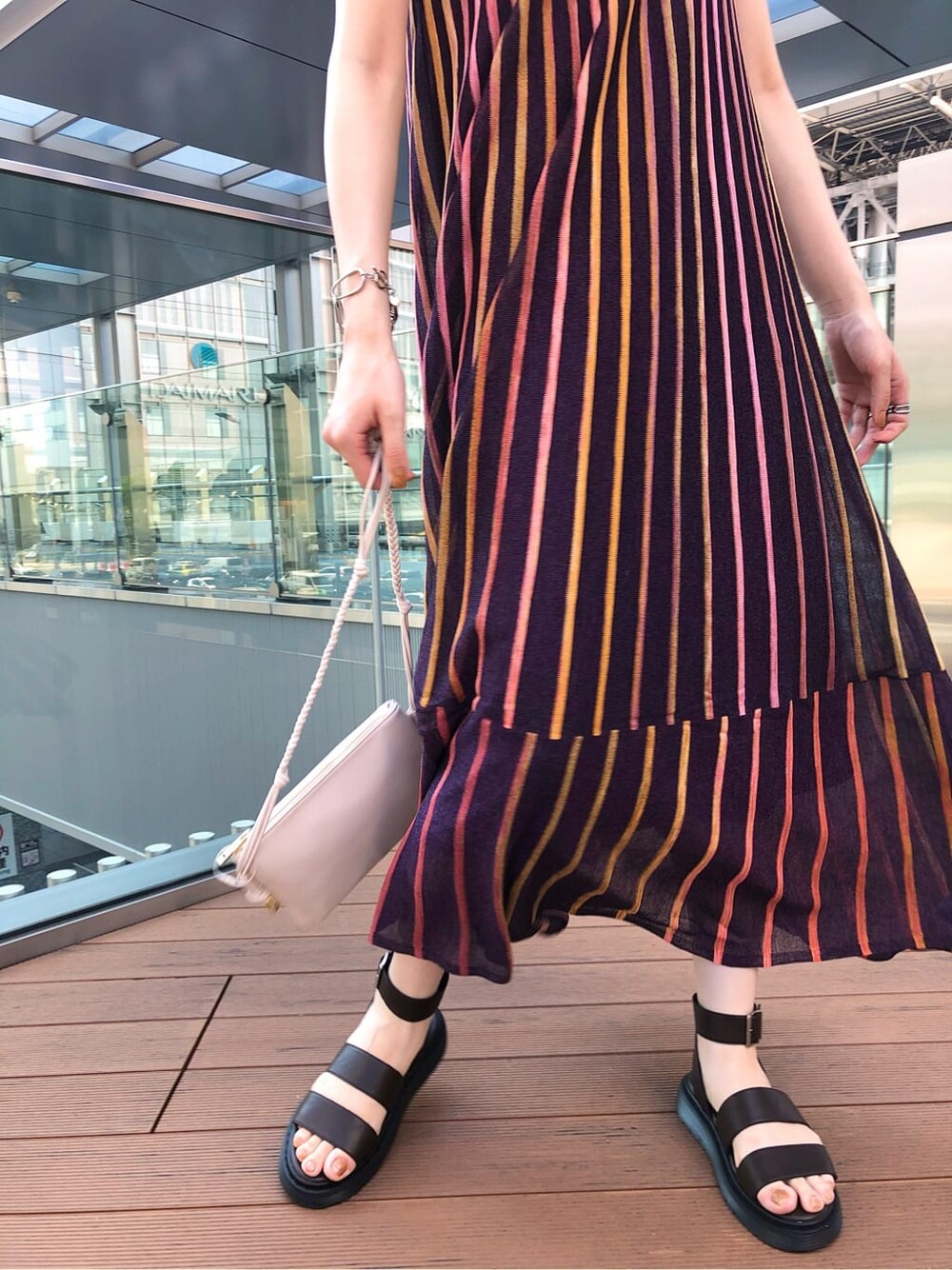 ホワイト系のショルダーバッグ、パープル系のワンピース、ブラウン系のサンダルを着用したレディースの夏コーディネートの3枚目の写真