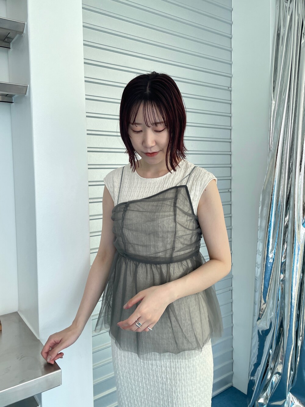 ブラック系のサンダル、ホワイト系のワンピースを着用したレディースの夏コーディネートの5枚目の写真