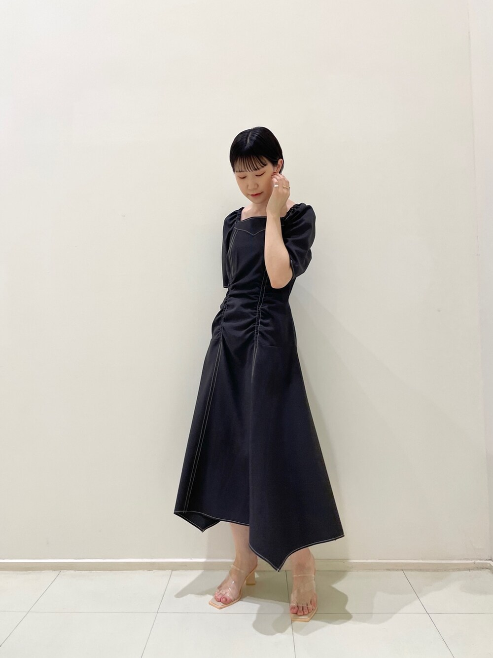 ブラック系のワンピース、その他のサンダルを着用したレディースの春コーディネートの2枚目の写真