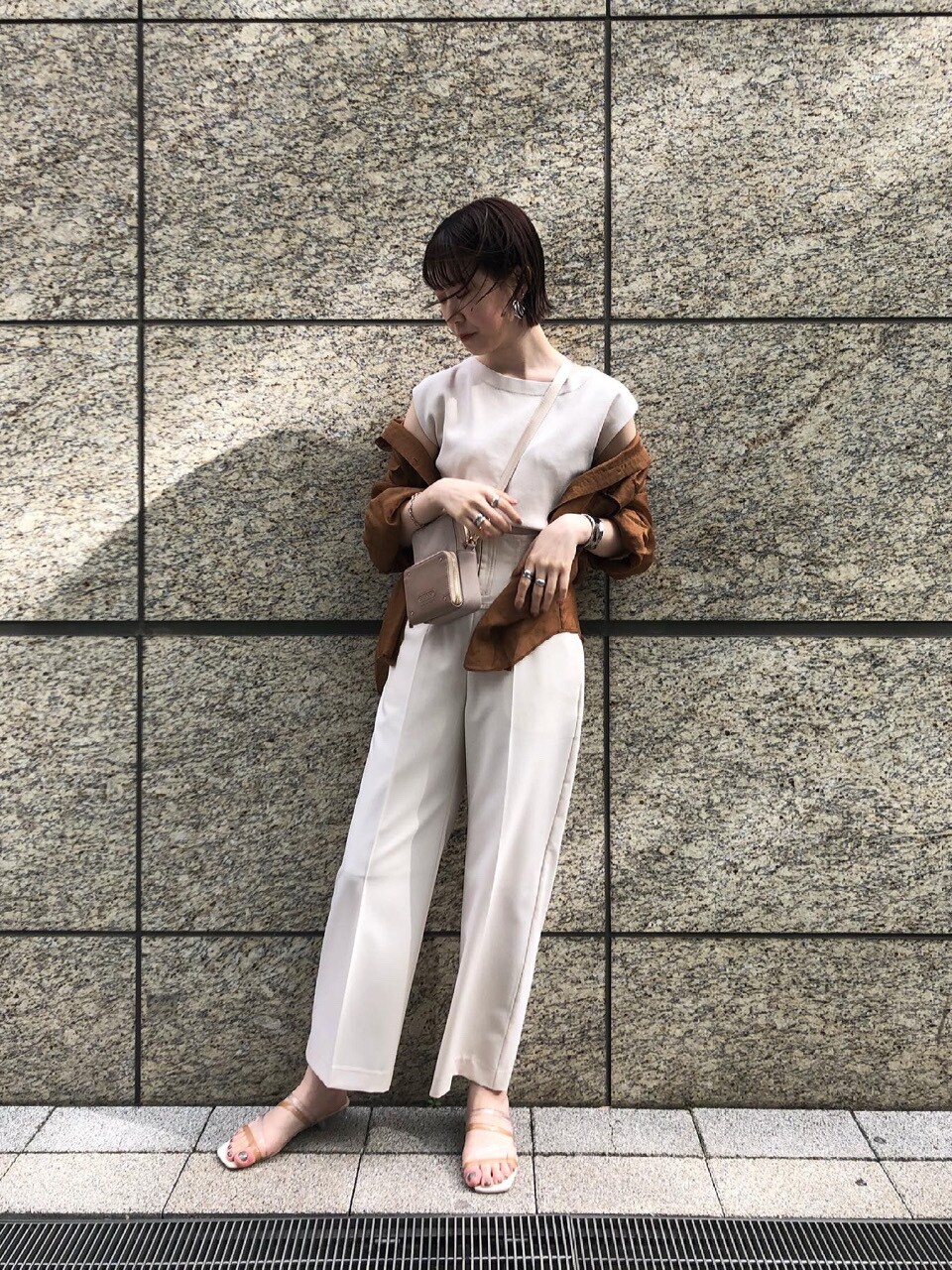 ブラウン系のシャツ/ブラウス、ホワイト系のその他パンツ、ホワイト系のニット/セーターを着用したレディースの春コーディネートの4枚目の写真