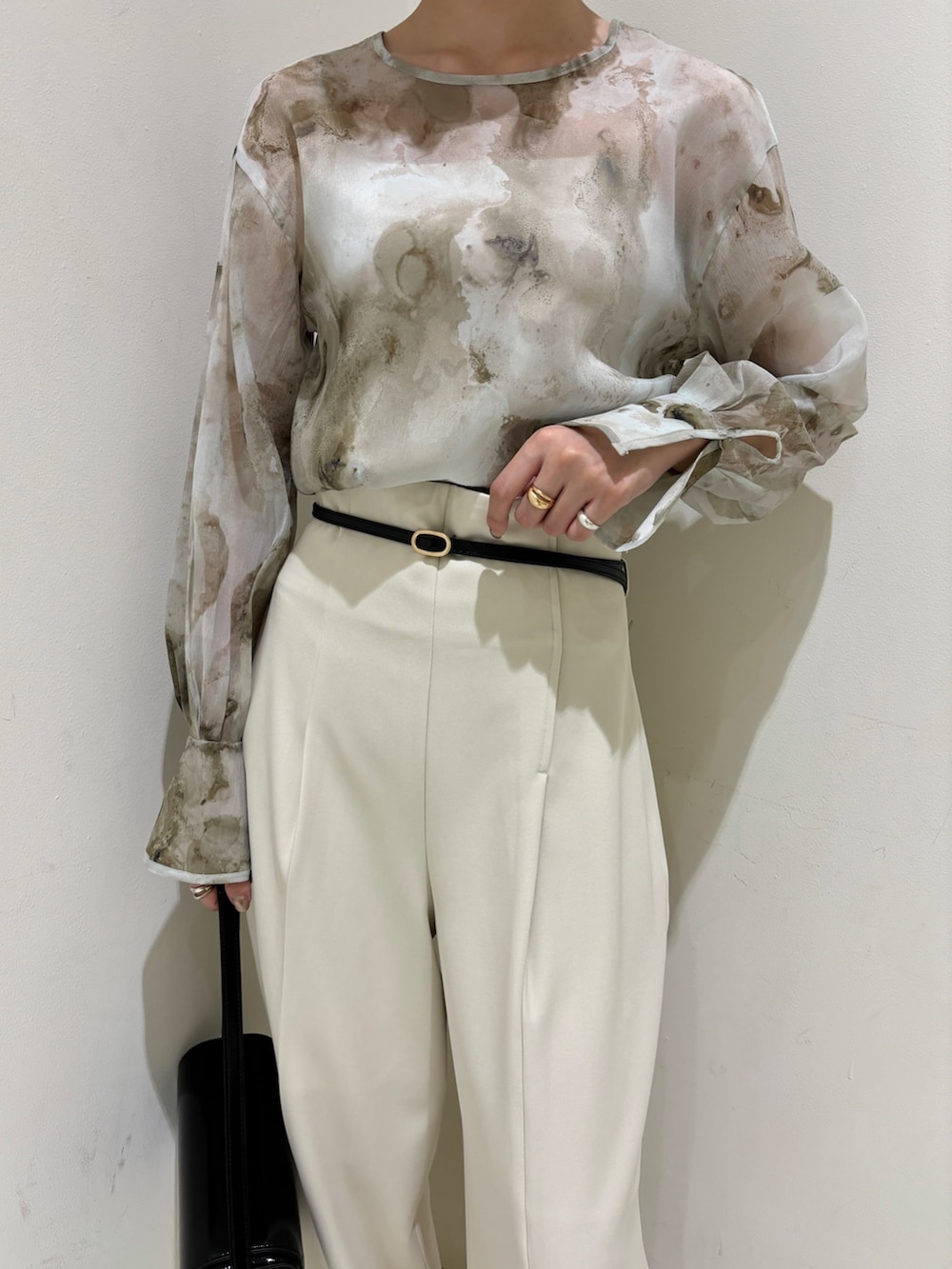 ホワイト系のその他パンツ、ブラック系のショルダーバッグ、シルバー系のブーツを着用したレディースの秋コーディネートの7枚目の写真