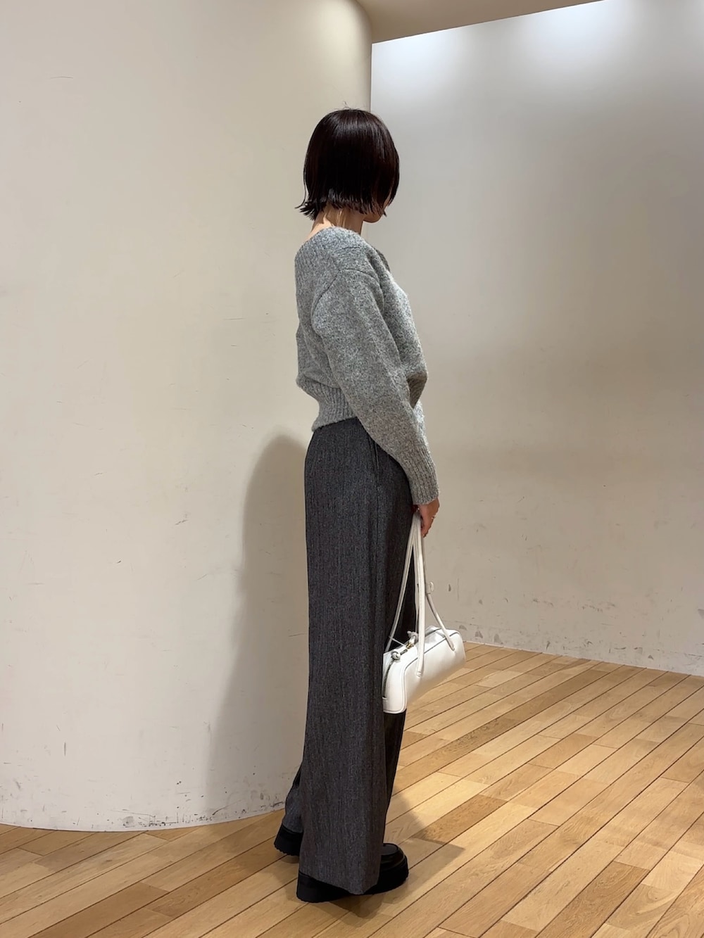 グレー系のその他パンツ、グレー系のニット/セーター、ホワイト系のショルダーバッグを着用したレディースの冬コーディネートの4枚目の写真