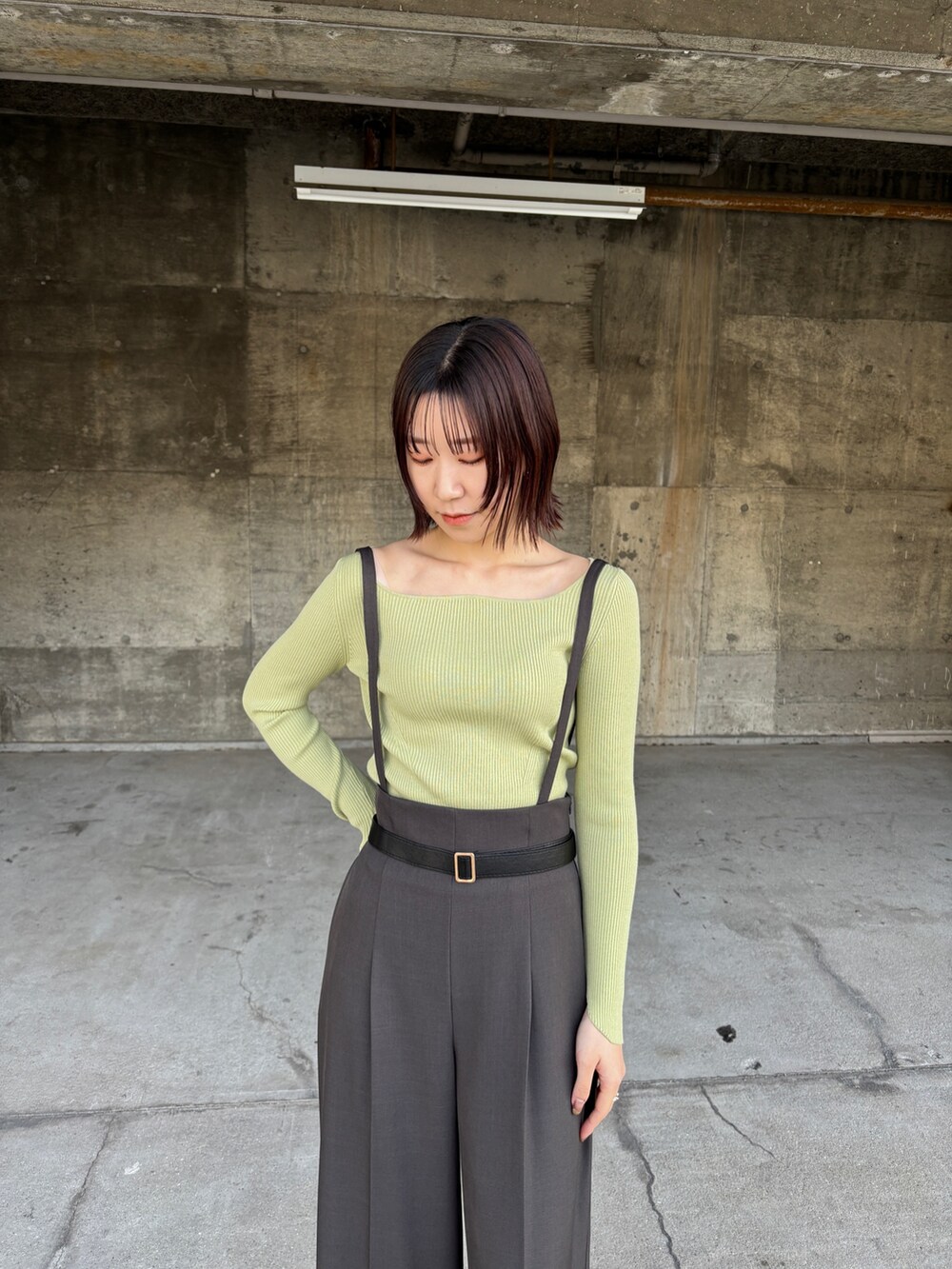 グリーン系のニット/セーター、グレー系のその他パンツ、ベージュ系のチェスターコートを着用したレディースの冬コーディネートの8枚目の写真