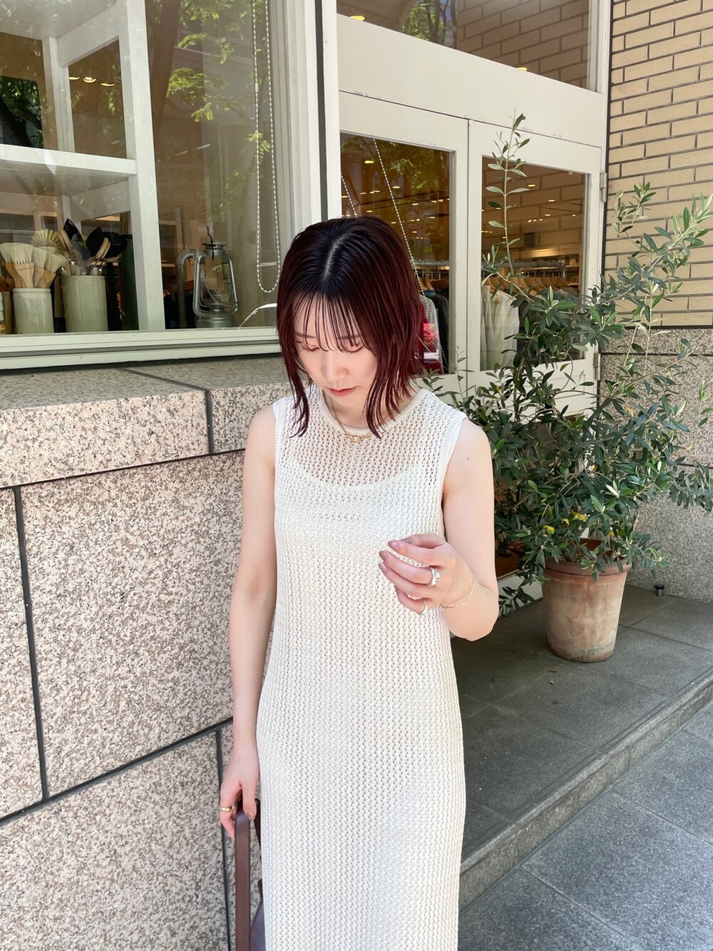 ブラック系のサンダル、ホワイト系のワンピース、ブラウン系のショルダーバッグを着用したレディースの夏コーディネートの5枚目の写真