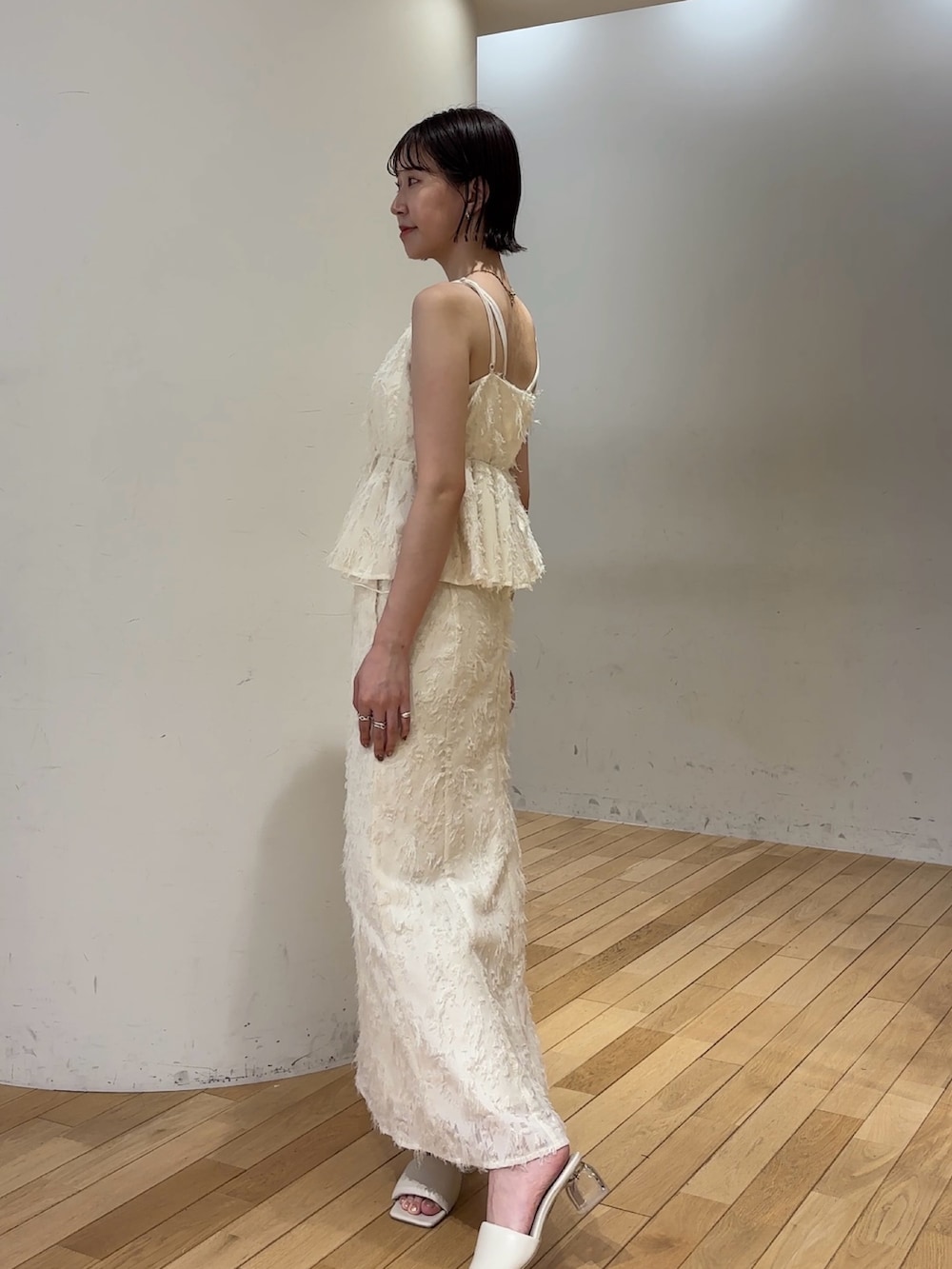 ホワイト系のスカート、ホワイト系のキャミソール、ホワイト系のニット/セーターを着用したレディースの夏コーディネートの3枚目の写真