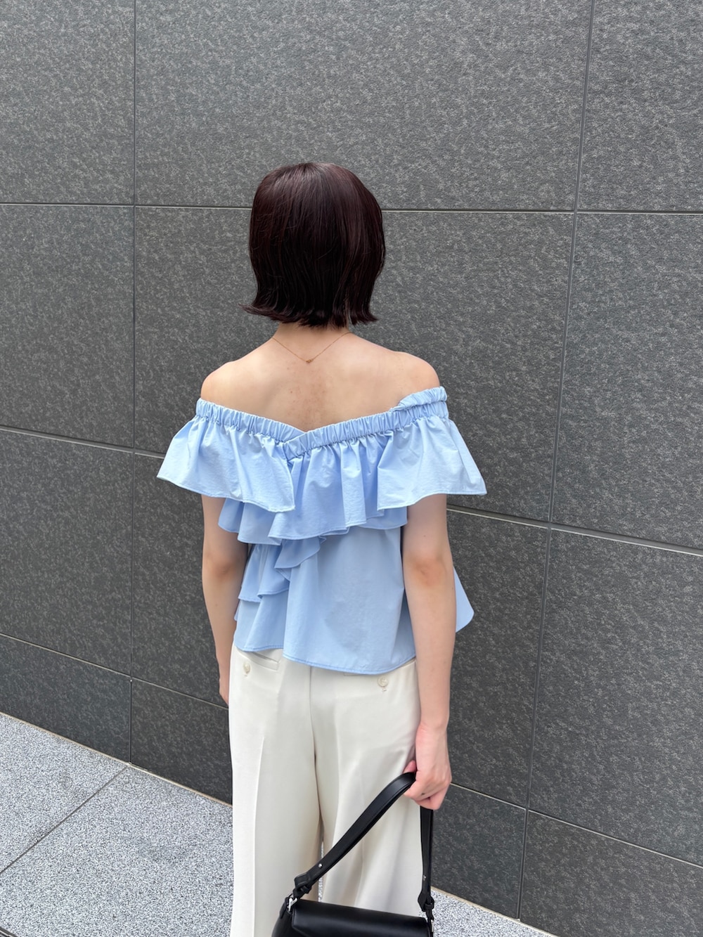 ホワイト系のその他パンツ、ホワイト系のサンダル、ブルー系のシャツ/ブラウスを着用したレディースの夏コーディネートの7枚目の写真