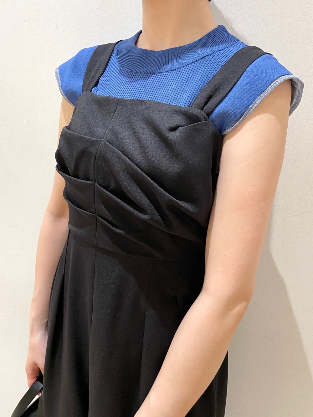 ブルー系のニット/セーター、ブラック系のショルダーバッグ、その他のサンダルを着用したレディースの夏コーディネートの7枚目の写真