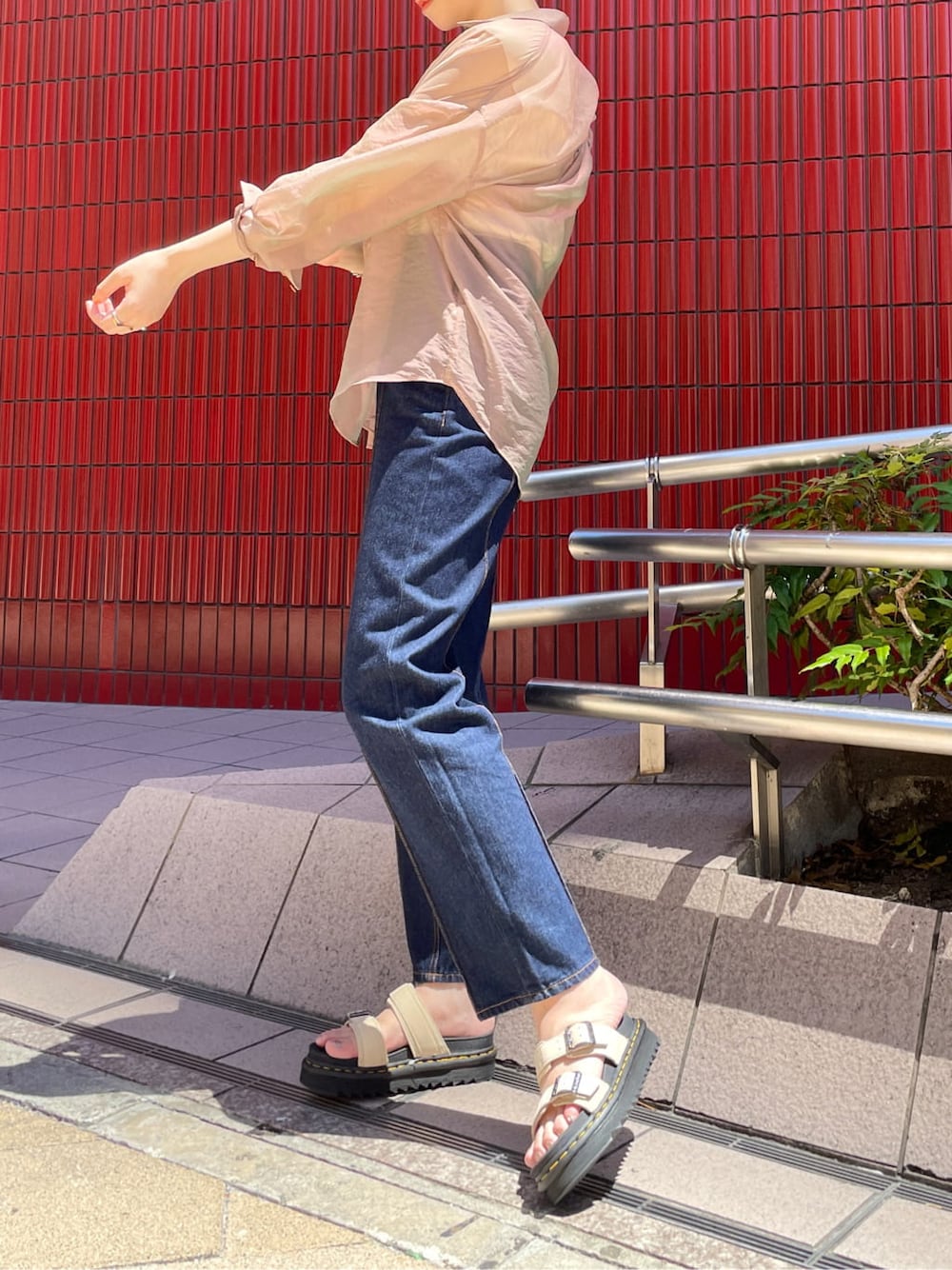 ピンク系のシャツ/ブラウス、ホワイト系のニット/セーターを着用したレディースの夏コーディネートの7枚目の写真