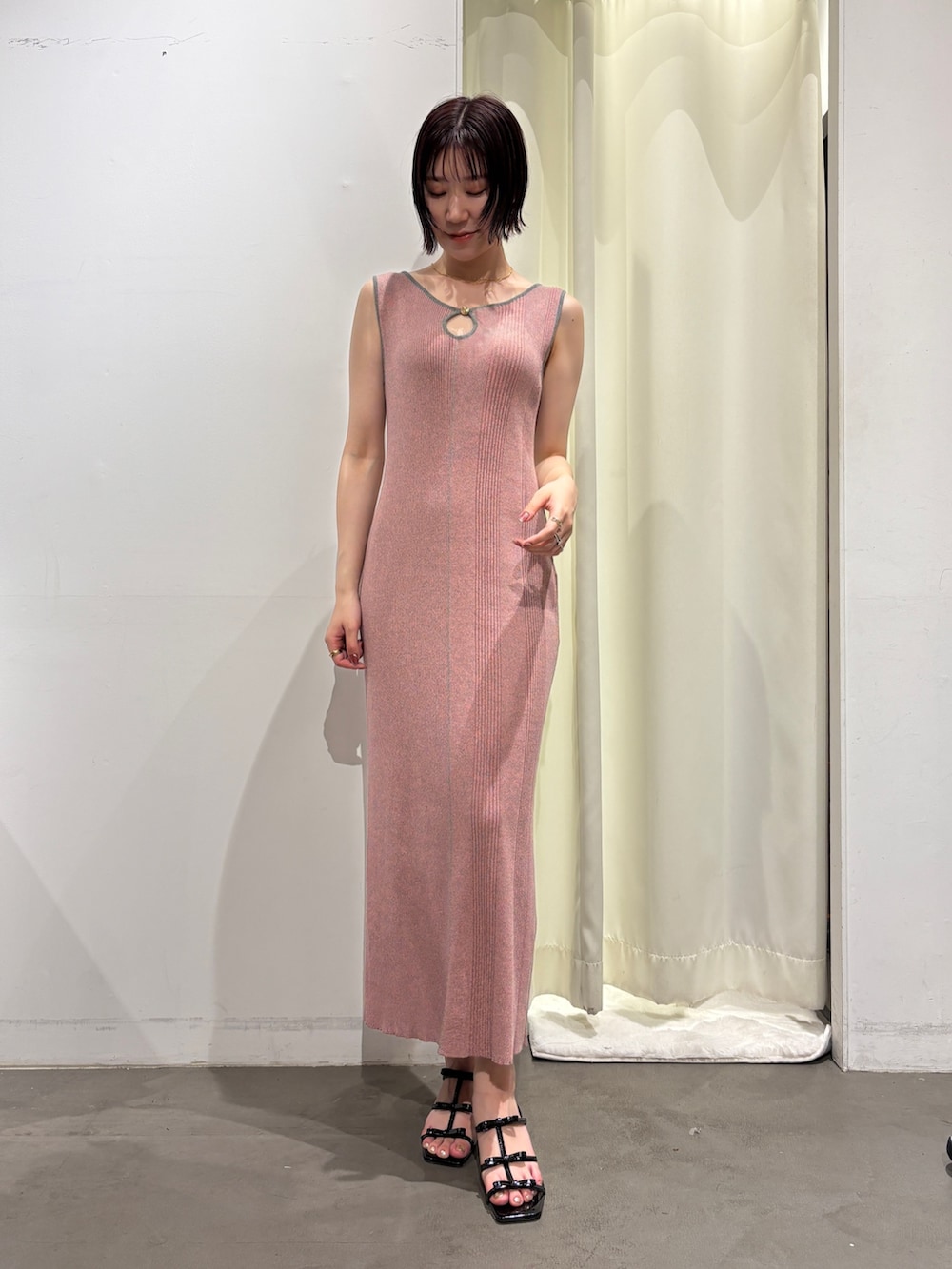 ピンク系のワンピース、ブラック系のサンダルを着用したレディースの夏コーディネートの3枚目の写真