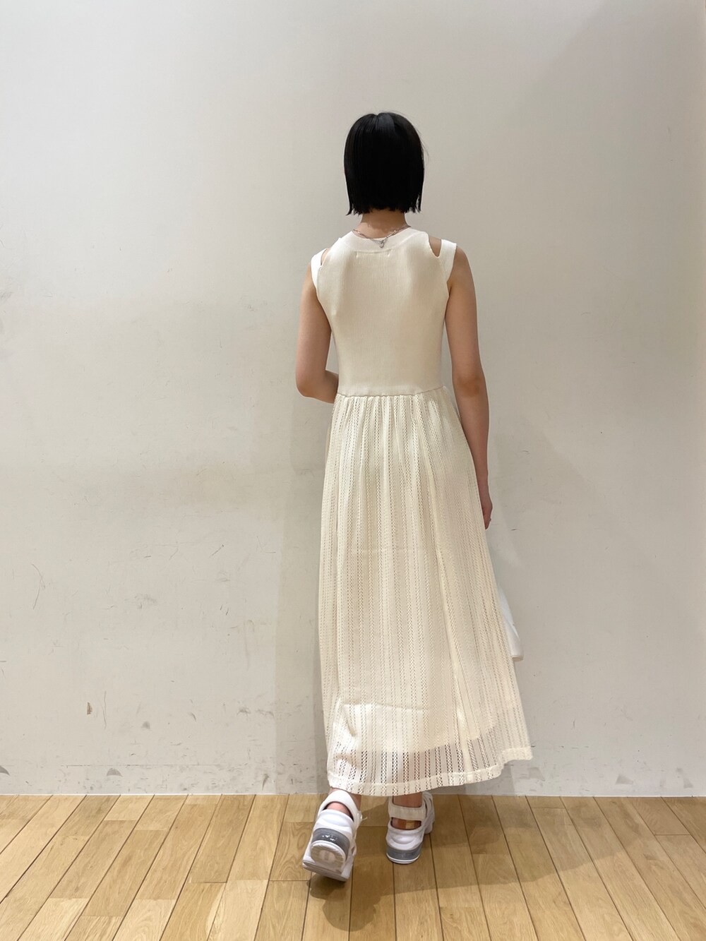 ホワイト系のシャツ/ブラウス、ホワイト系のハンドバッグ、ホワイト系のワンピースを着用したレディースの夏コーディネートの6枚目の写真