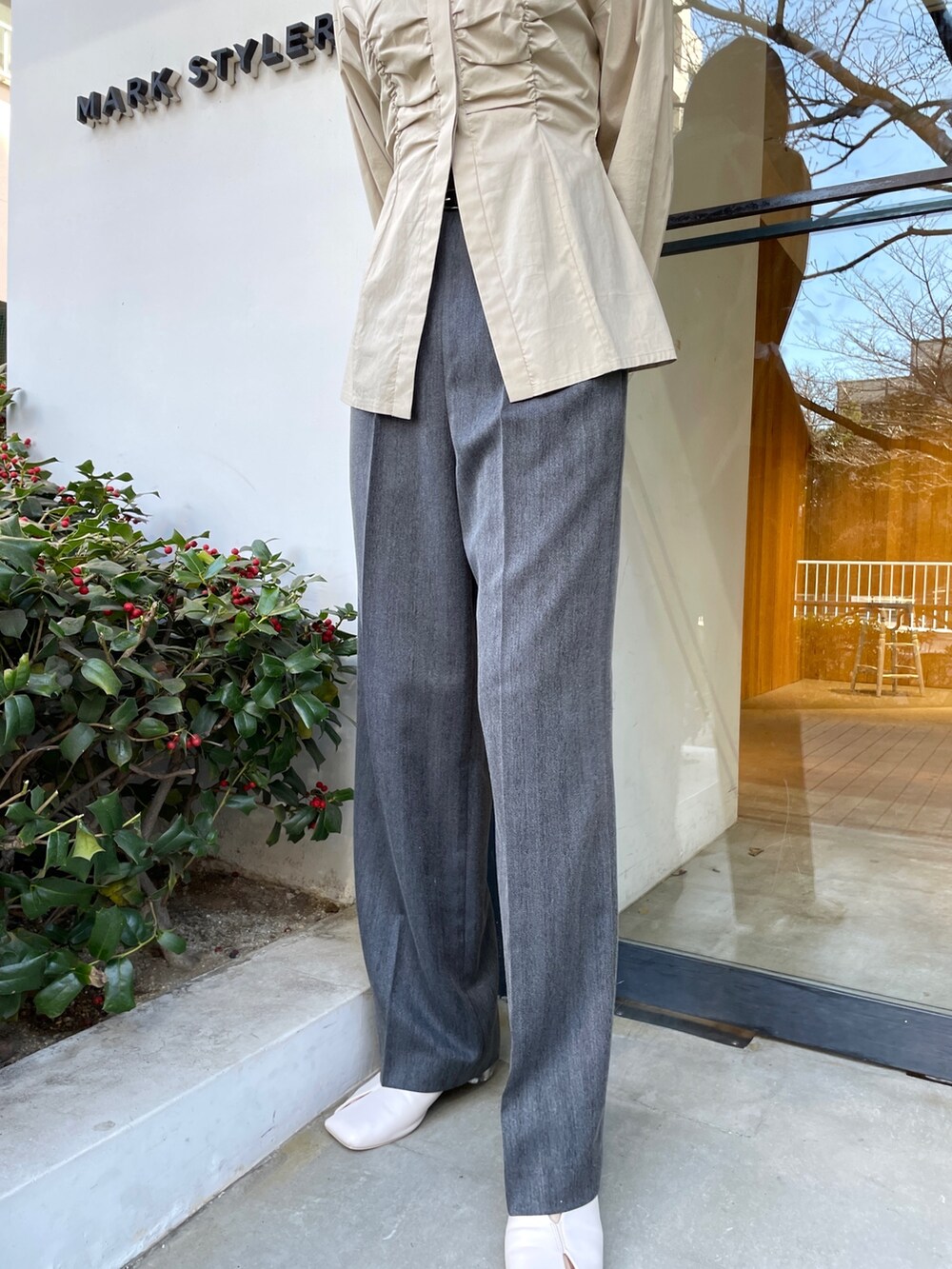 ベージュ系のシャツ/ブラウス、ホワイト系のパンプス、グレー系のその他パンツを着用したレディースの冬コーディネートの8枚目の写真