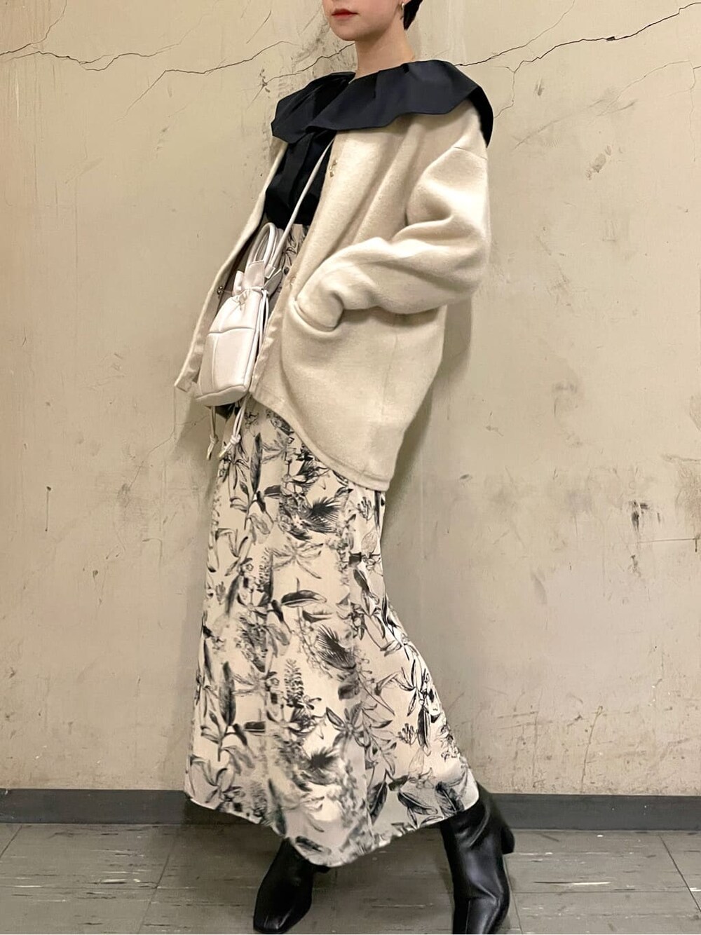 ブラック系のシャツ/ブラウス、ベージュ系のスカート、ベージュ系のスカートを着用したレディースの秋コーディネートの7枚目の写真