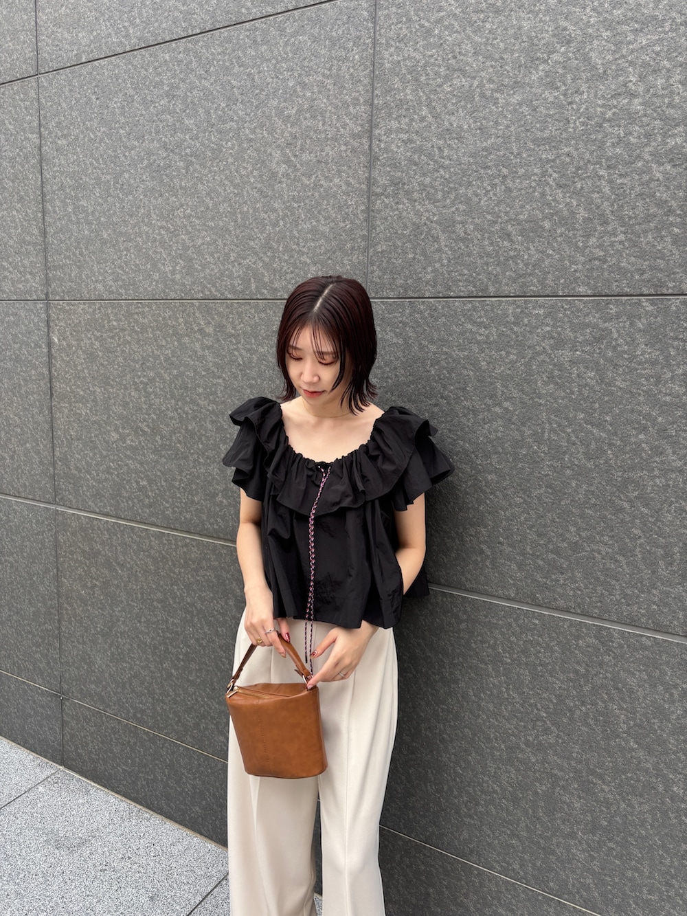 ホワイト系のその他パンツ、イエロー系のハンドバッグ、ブラック系のシャツ/ブラウスを着用したレディースの冬コーディネートの6枚目の写真