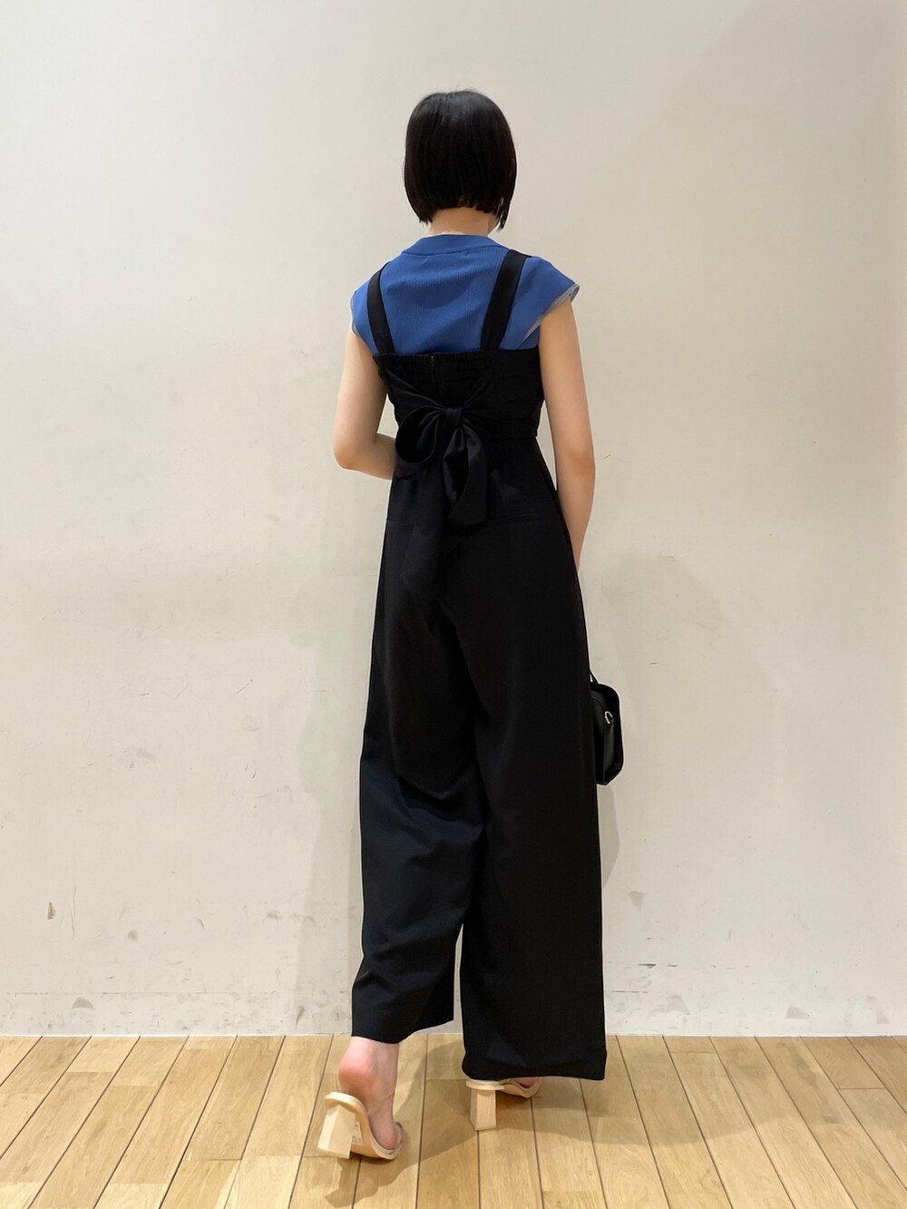 ブルー系のニット/セーター、ブラック系のショルダーバッグ、その他のサンダルを着用したレディースの夏コーディネートの5枚目の写真