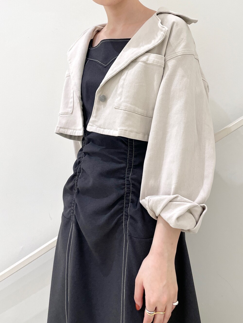 ブラック系のワンピース、その他のサンダル、ベージュ系のテーラードジャケットを着用したレディースの春コーディネートの7枚目の写真