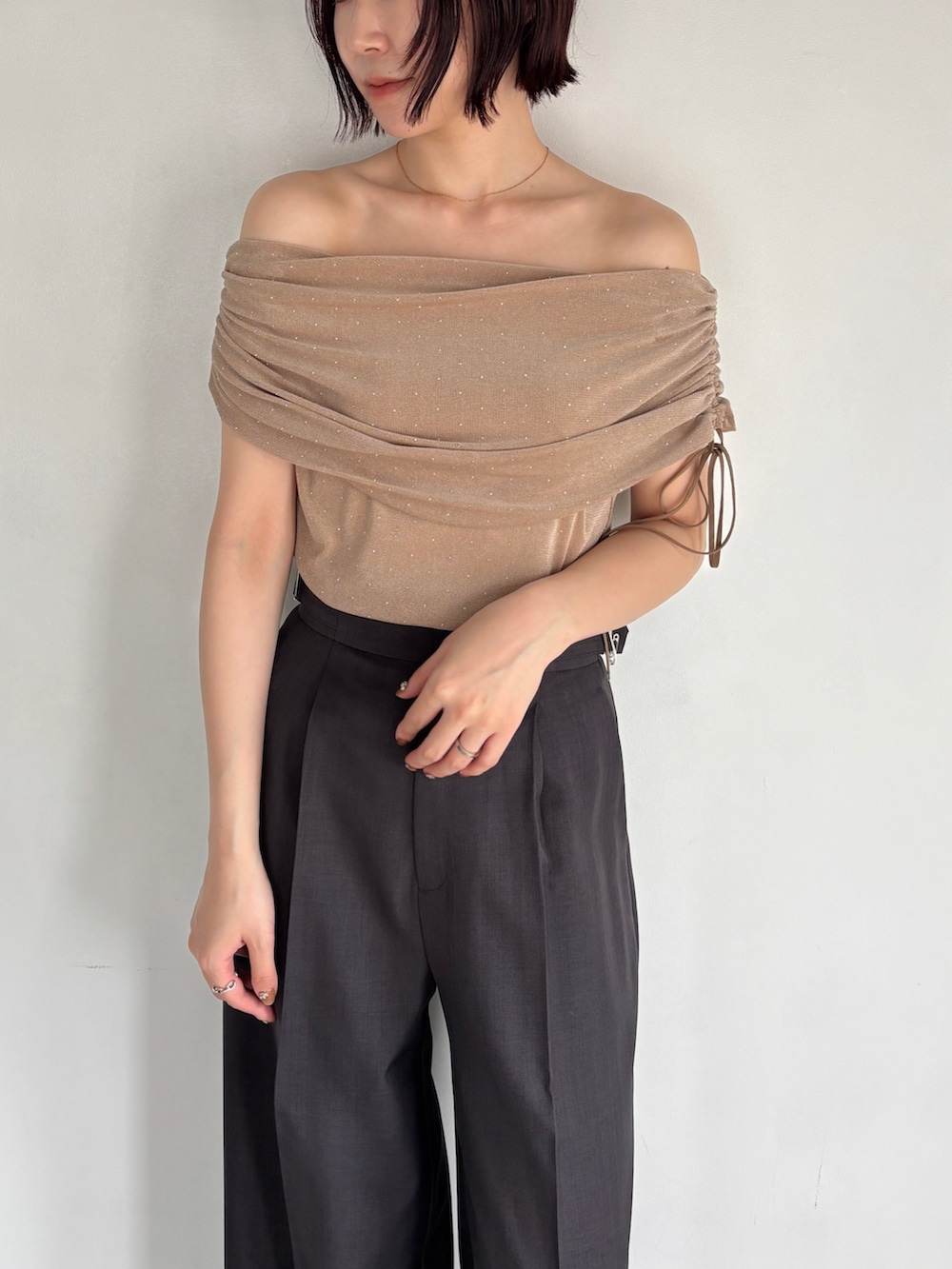 グレー系のその他パンツ、イエロー系のパンプス、ベージュ系のTシャツ/カットソーを着用したレディースの夏コーディネートの5枚目の写真