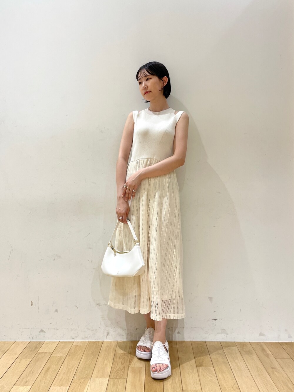 ホワイト系のシャツ/ブラウス、ホワイト系のハンドバッグ、ホワイト系のワンピースを着用したレディースの夏コーディネートの4枚目の写真