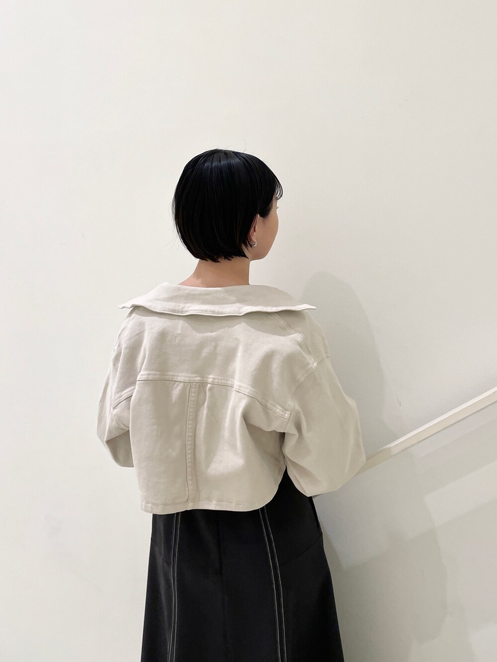 ブラック系のワンピース、その他のサンダル、ベージュ系のテーラードジャケットを着用したレディースの春コーディネートの6枚目の写真