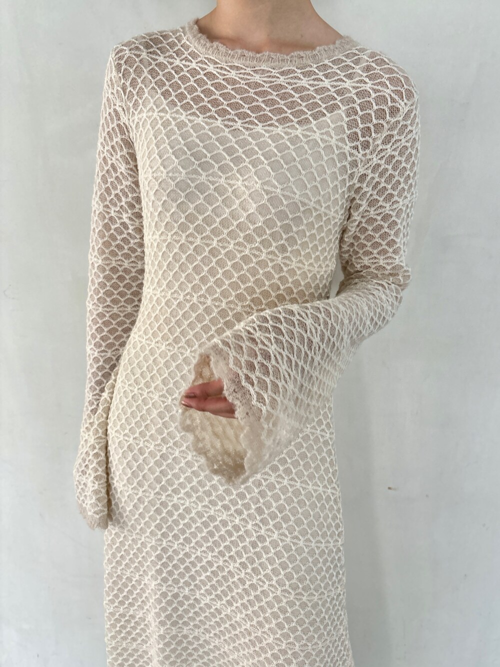 ホワイト系のワンピース、シルバー系のブーツ、ホワイト系のダウンジャケット/コートを着用したレディースの秋コーディネートの5枚目の写真