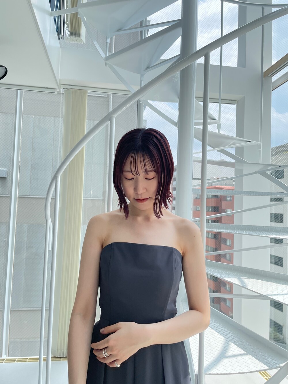 グレー系のパンツドレス、その他のパンプス、ブラック系のTシャツ/カットソーを着用したレディースの夏コーディネートの7枚目の写真