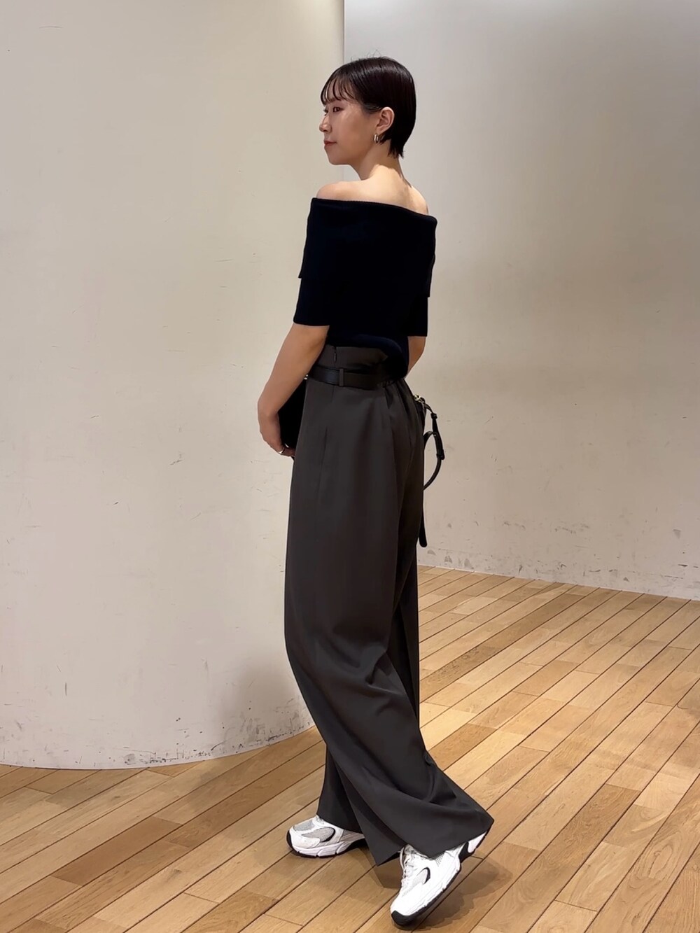 グレー系のその他パンツ、ブルー系のニット/セーター、ブラック系のショルダーバッグを着用したレディースの春コーディネートの4枚目の写真