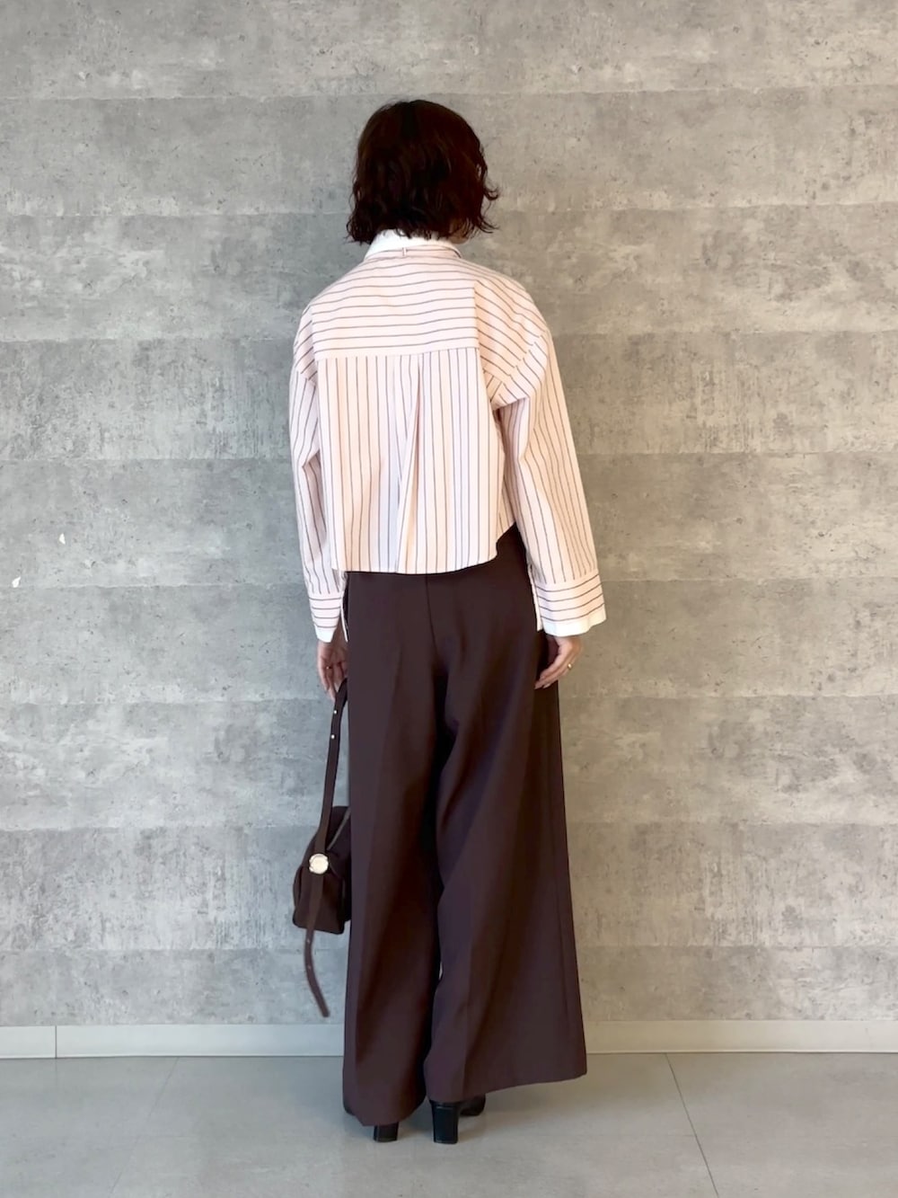 ブラウン系のその他パンツ、ピンク系のシャツ/ブラウス、ブラウン系のハンドバッグを着用したレディースの秋コーディネートの3枚目の写真