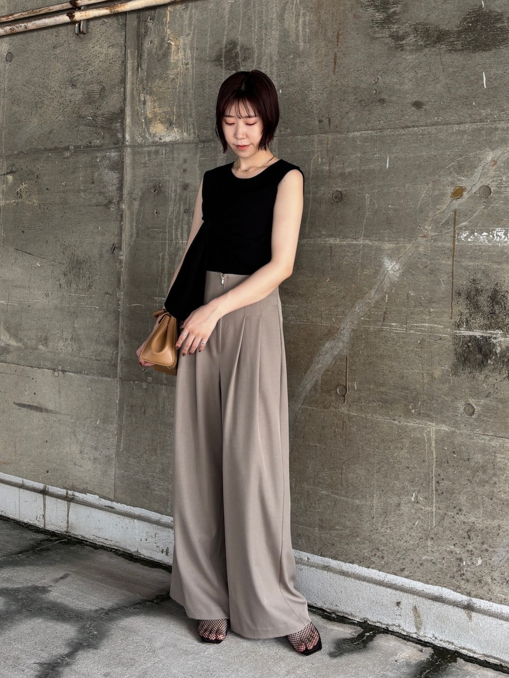 ブラウン系のその他パンツ、ブラック系のニット/セーター、ブラック系のサンダルを着用したレディースの夏コーディネートの3枚目の写真