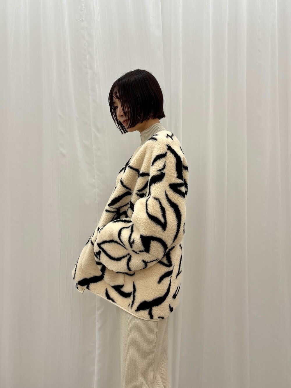 ホワイト系のブルゾン、ホワイト系のワンピースを着用したレディースの秋コーディネートの5枚目の写真