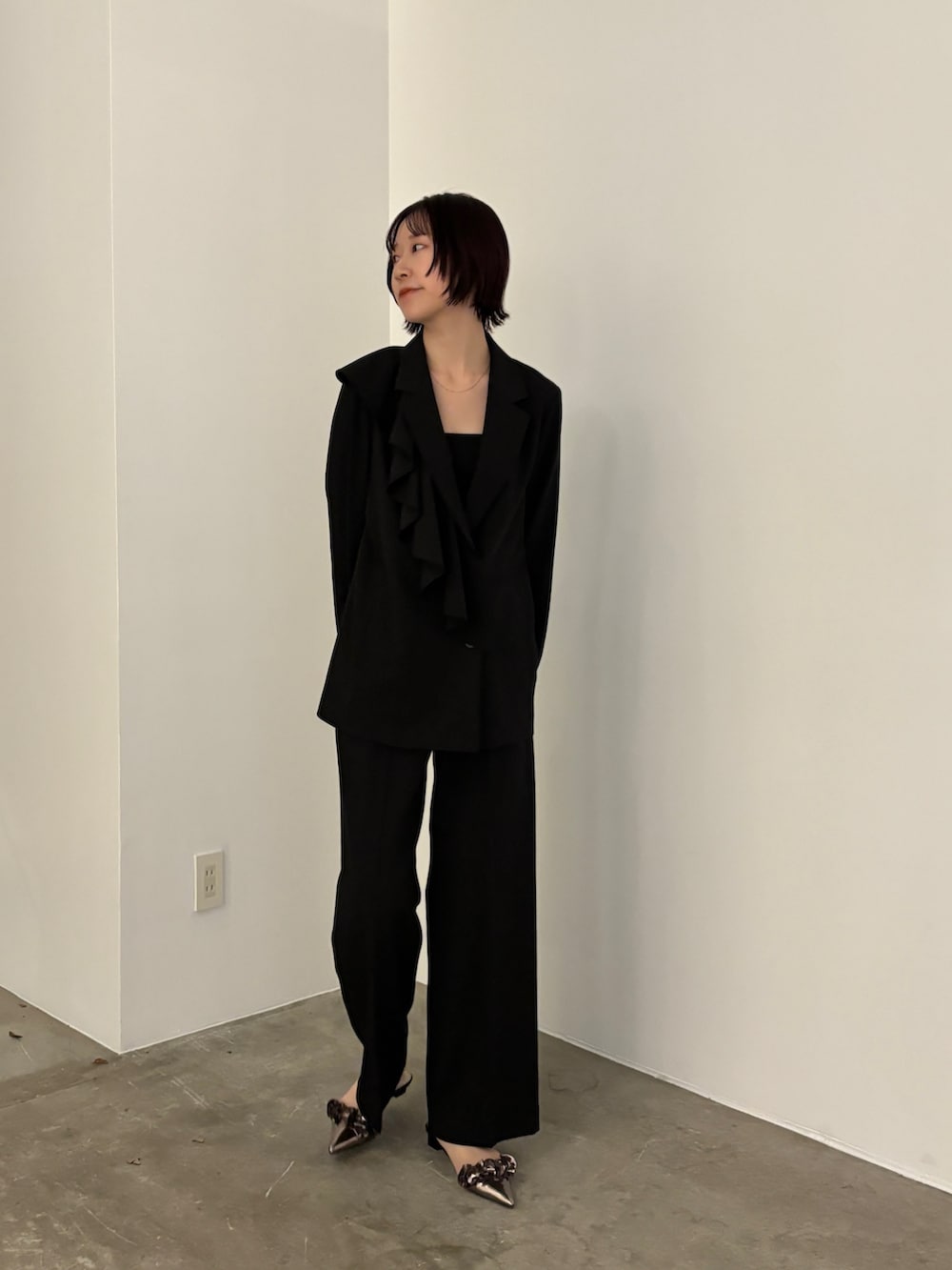 ブラック系のテーラードジャケット、その他のパンプス、ブラック系のスラックスを着用したレディースの冬コーディネートの3枚目の写真