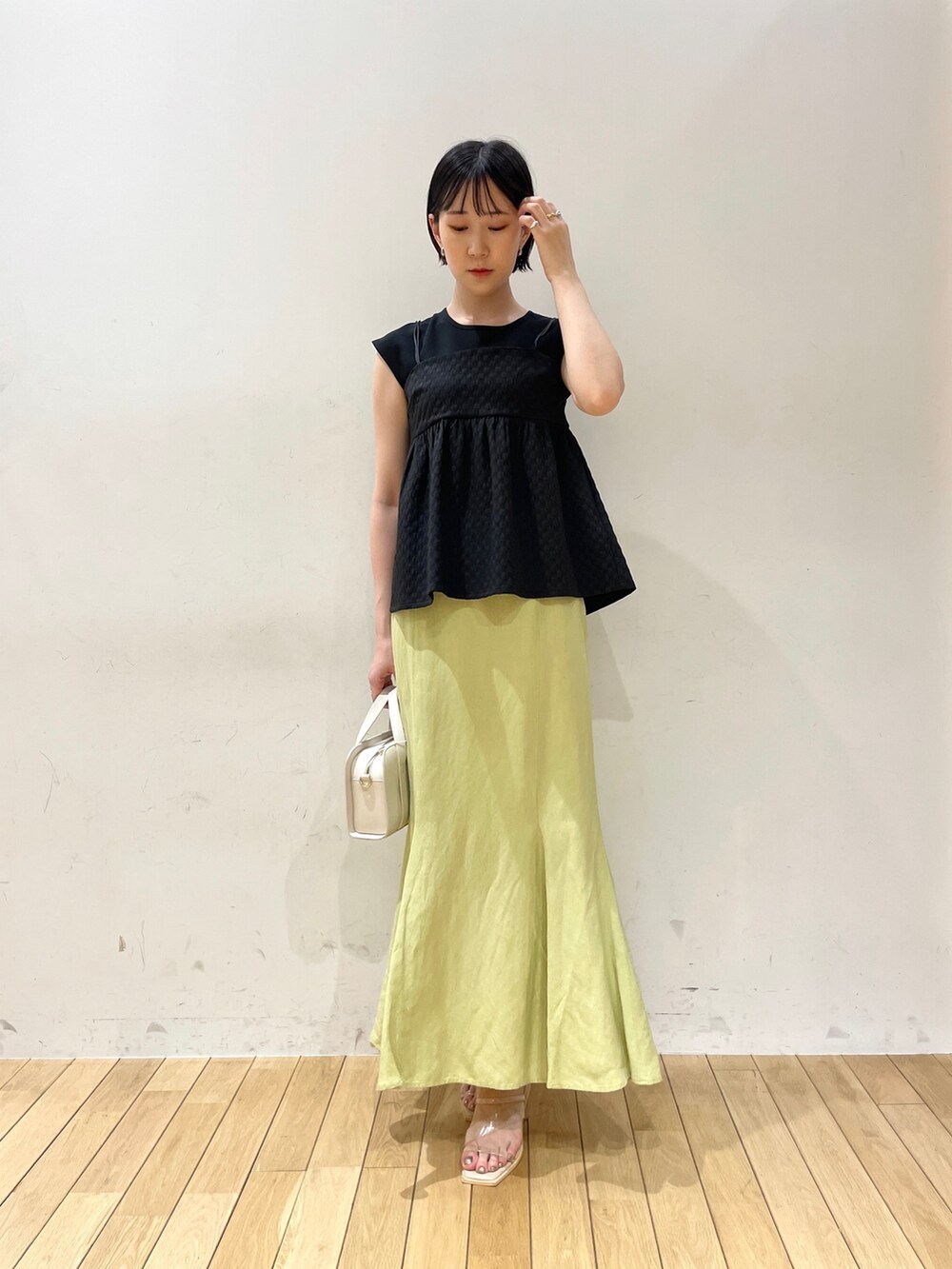 ブラック系のTシャツ/カットソー、その他のサンダル、ホワイト系のショルダーバッグを着用したレディースの夏コーディネートの2枚目の写真