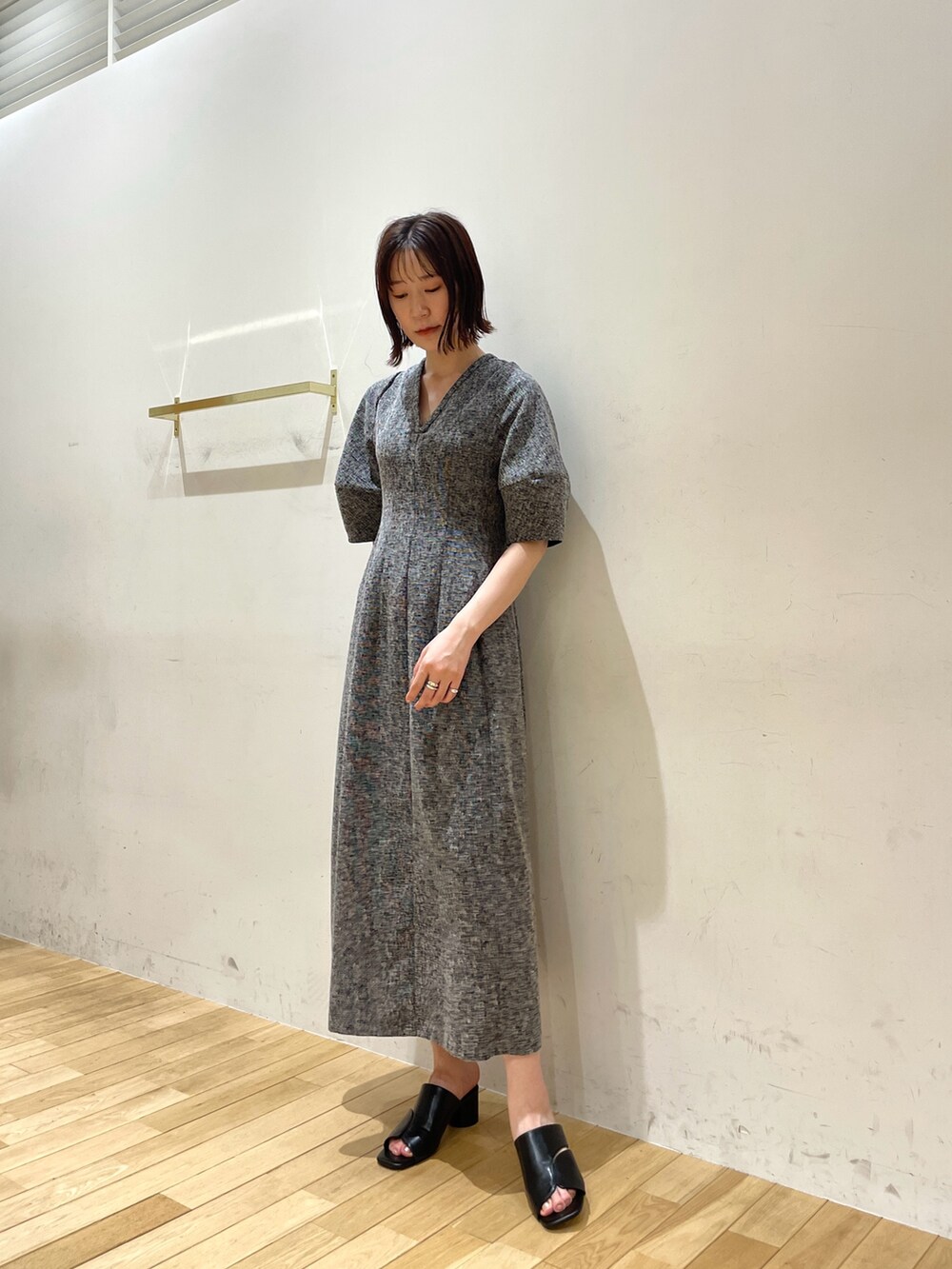 ブラック系のサンダル、その他のワンピースを着用したレディースの夏コーディネートの3枚目の写真