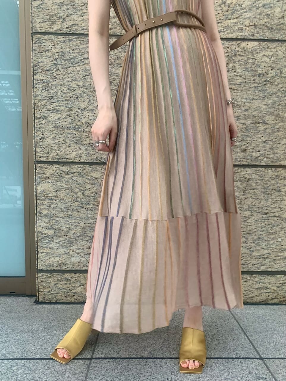 ベージュ系のワンピース、イエロー系のサンダル、ブラック系のカーディガン/ボレロを着用したレディースの夏コーディネートの3枚目の写真