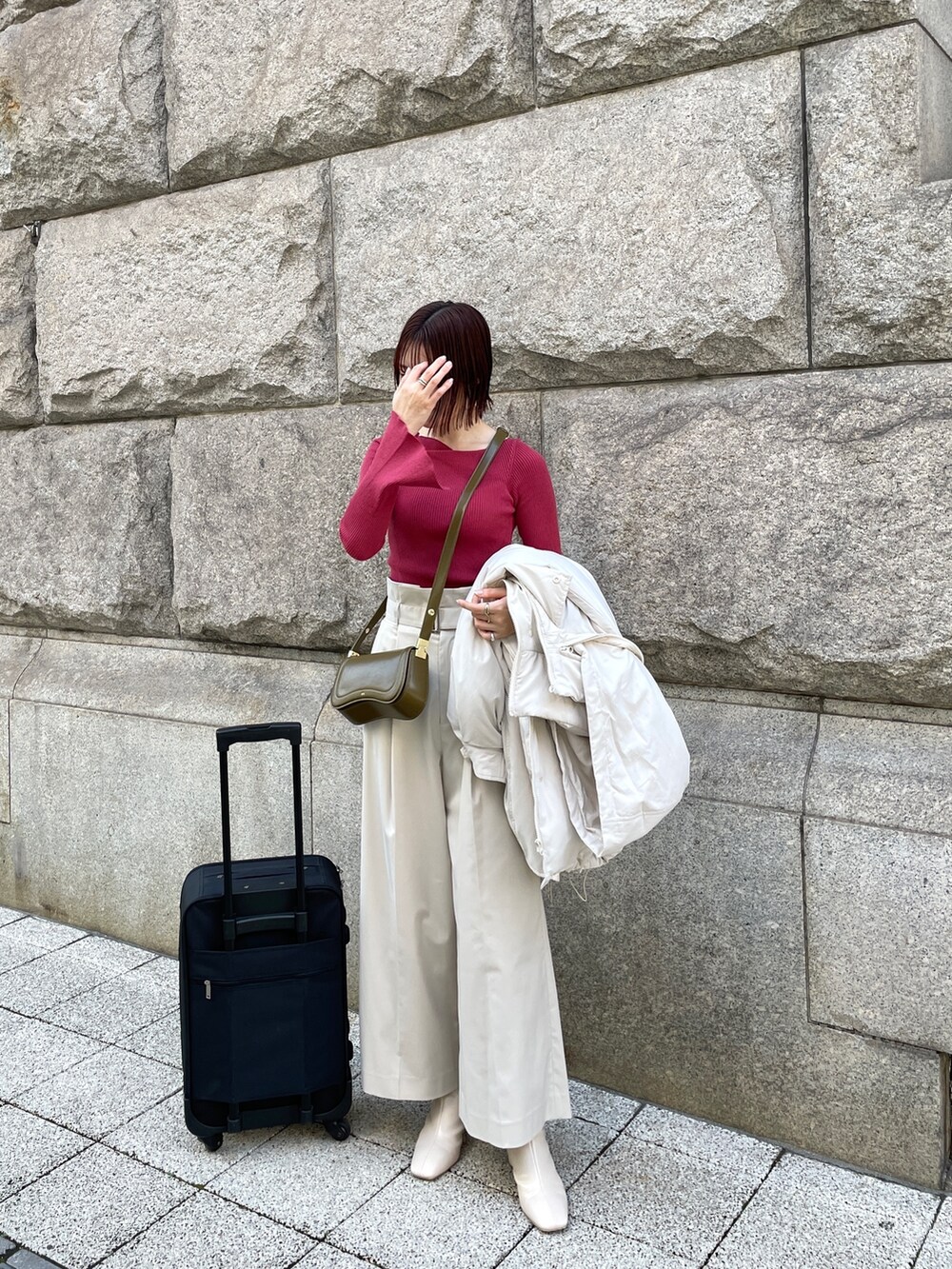 ホワイト系のブーツ、ブラウン系のショルダーバッグ、ホワイト系のその他パンツを着用したレディースの冬コーディネートの7枚目の写真