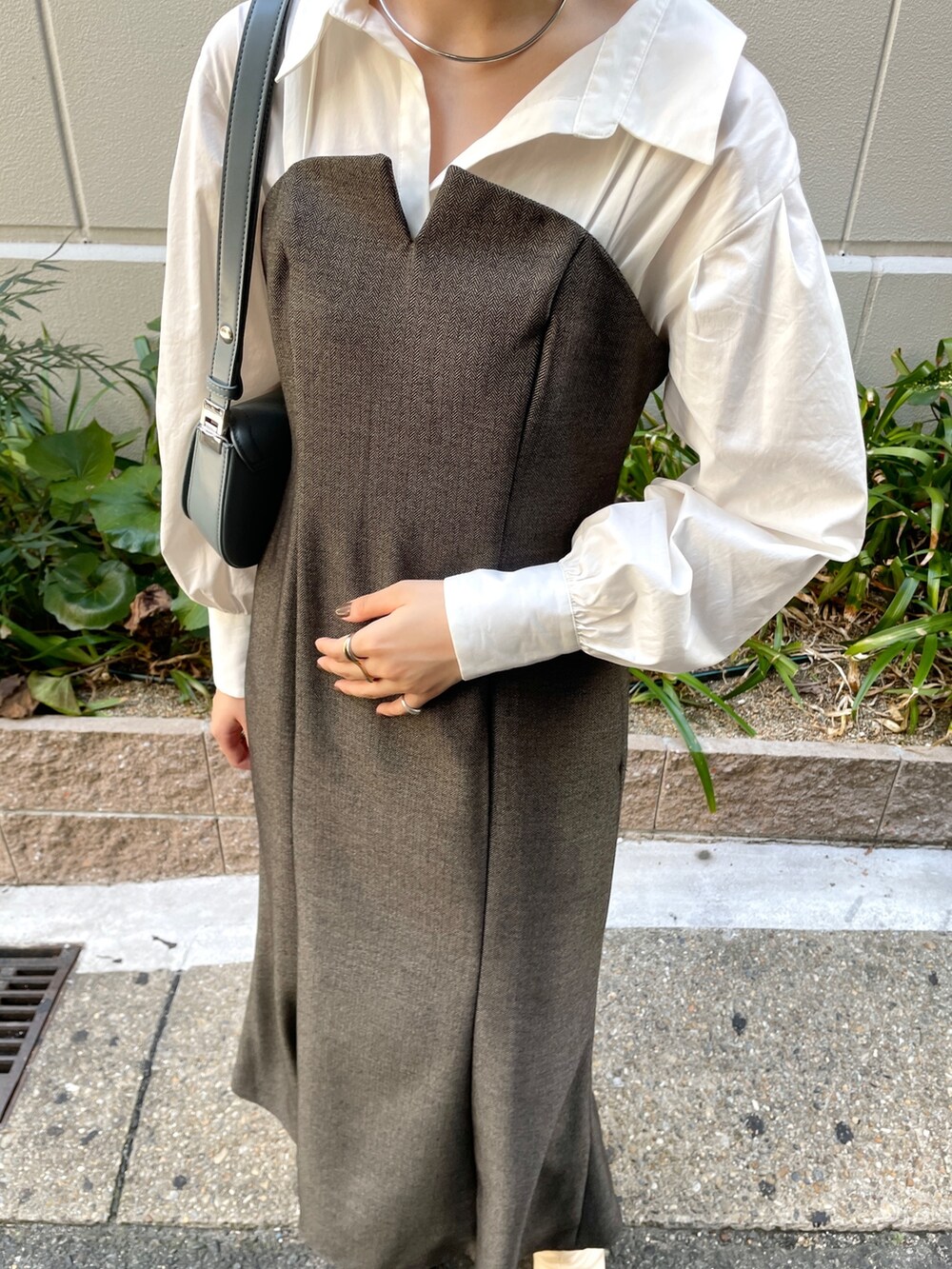 ブラウン系のワンピース、ブルー系のショルダーバッグ、ホワイト系のブーツを着用したレディースの秋コーディネートの7枚目の写真