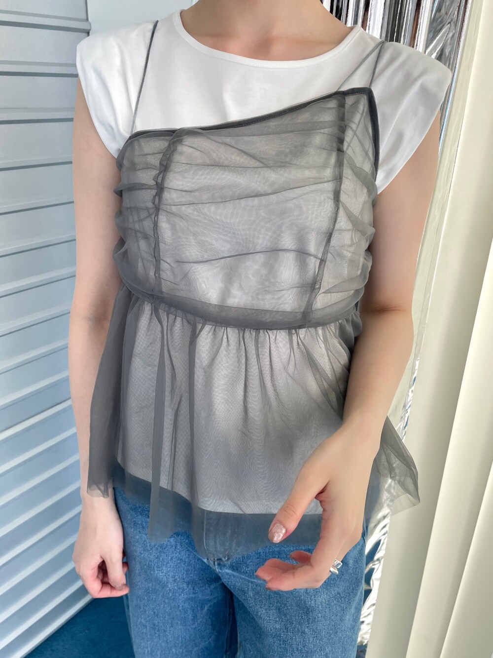 ホワイト系のワンピース、ブルー系のデニムパンツ、ホワイト系のTシャツ/カットソーを着用したレディースの夏コーディネートの7枚目の写真