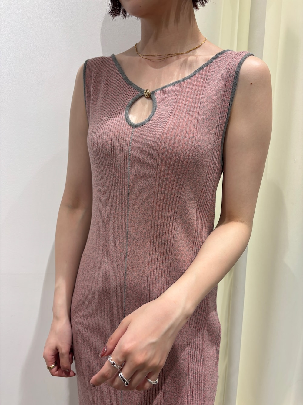 ピンク系のワンピース、ブラック系のサンダルを着用したレディースの夏コーディネートの5枚目の写真